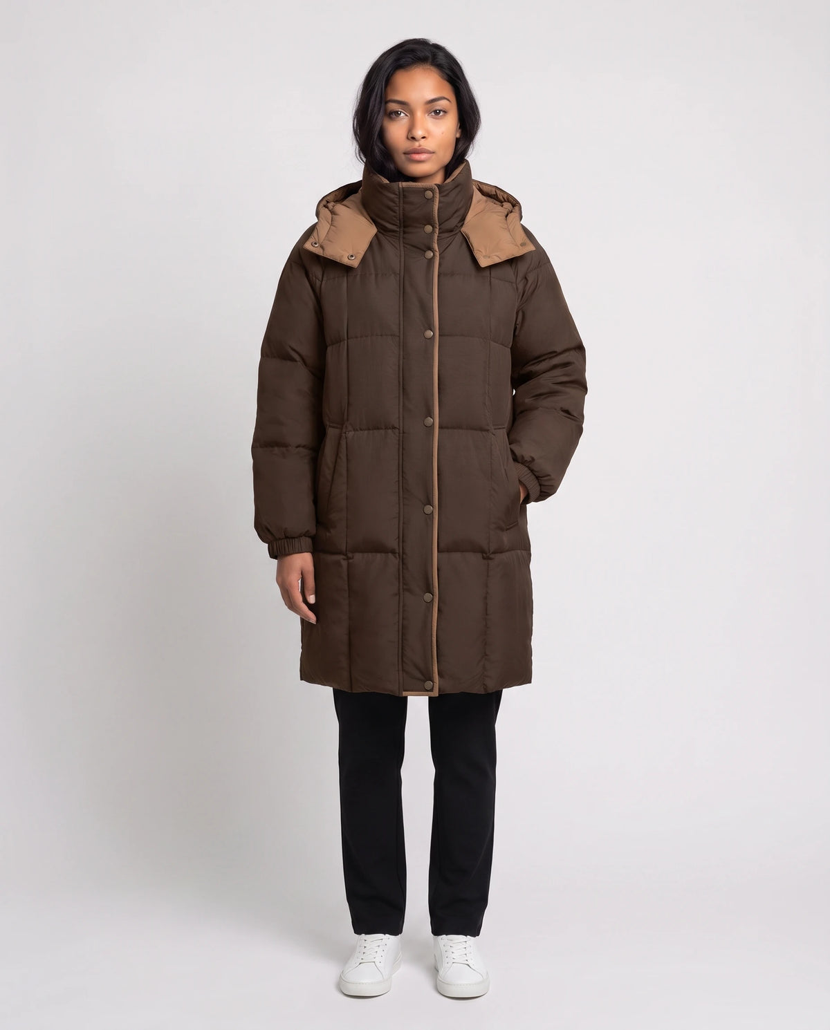 Mittellange Winterjacke mit Kapuze und Kontrastfutter Alexia in Braun, Vorderansicht in ganzer Länge, geschlossen, Kapuze unten