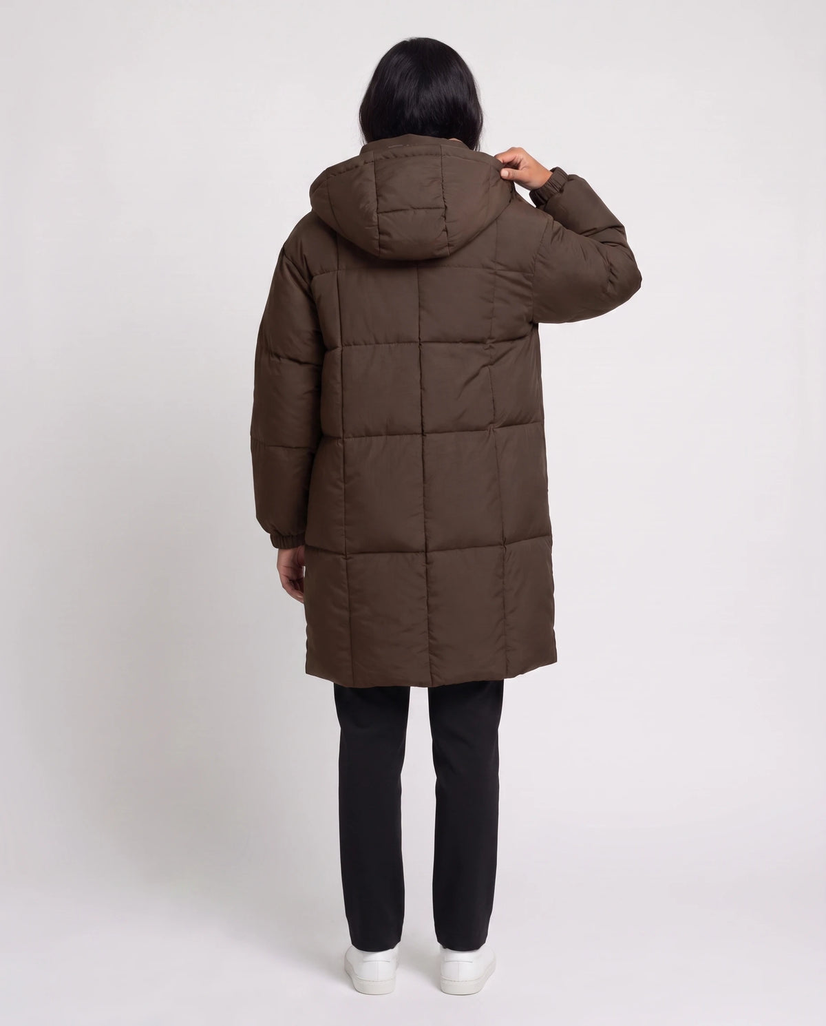 Mittellange Winterjacke mit Kapuze und Kontrastfutter Alexia in Braun, Rückansicht, grosse Steppblöcke, Kapuze unten