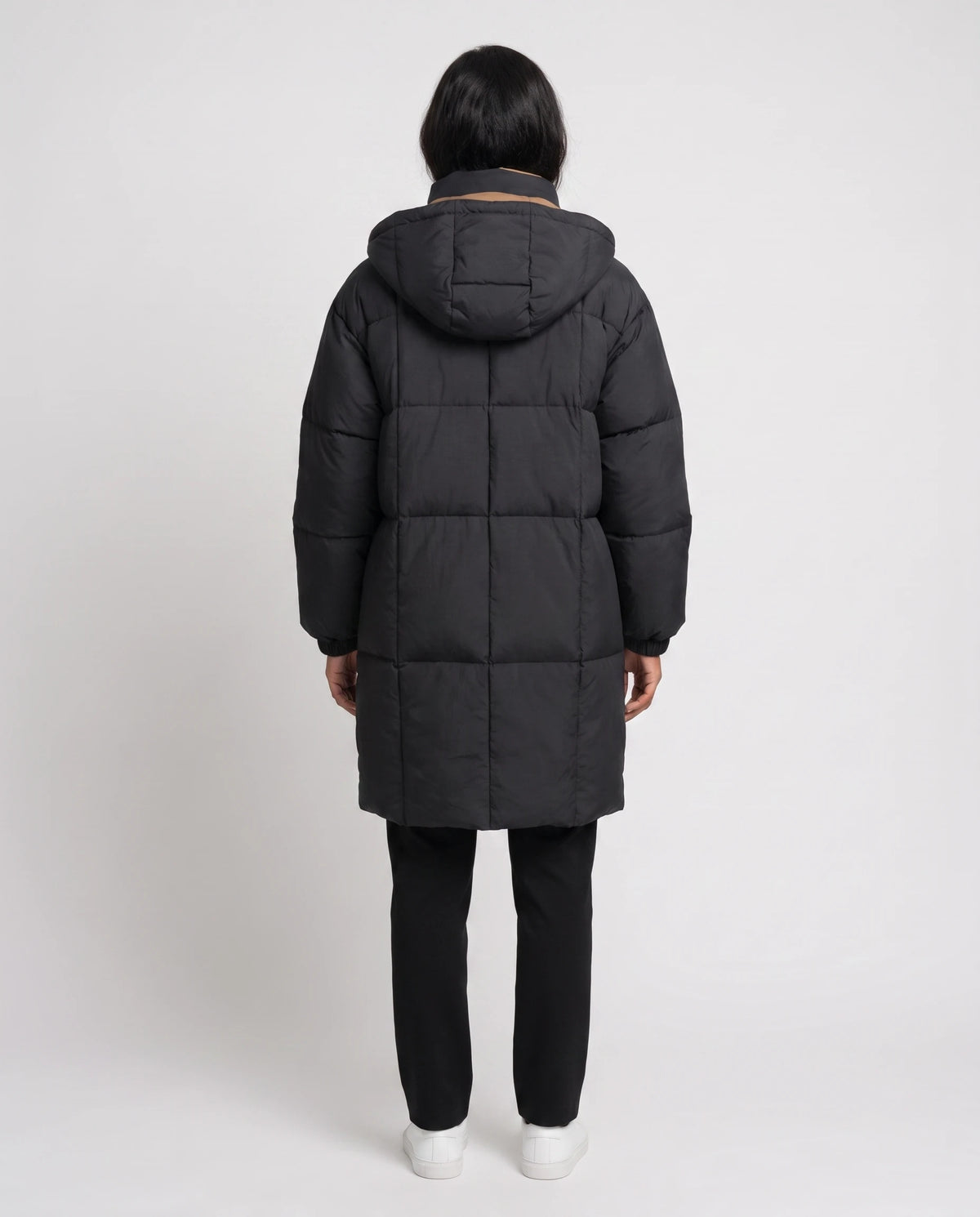 Mittellange Winterjacke mit Kapuze und Kontrastfutter Alexia in Schwarz, Rückansicht, grosse Steppblöcke, Kapuze unten