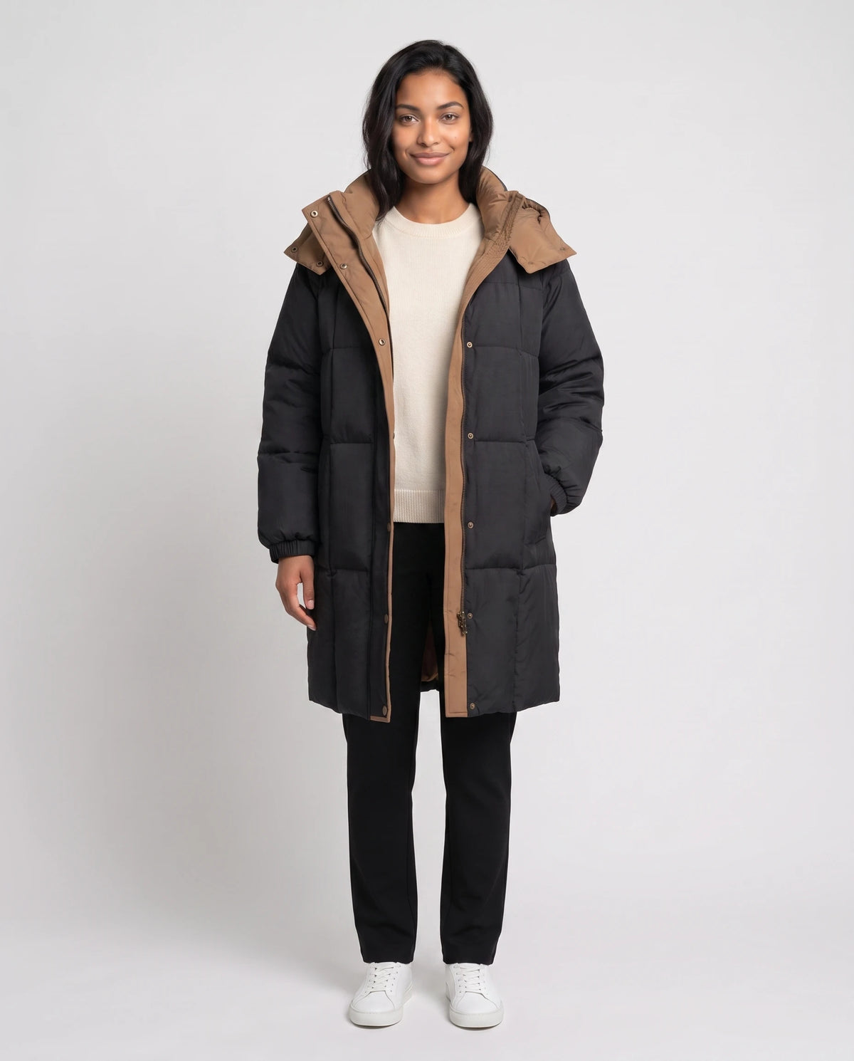 Mittellange Winterjacke mit Kapuze und Kontrastfutter Alexia in Schwarz, offen getragen, camelfarbenes Innenband sichtbar