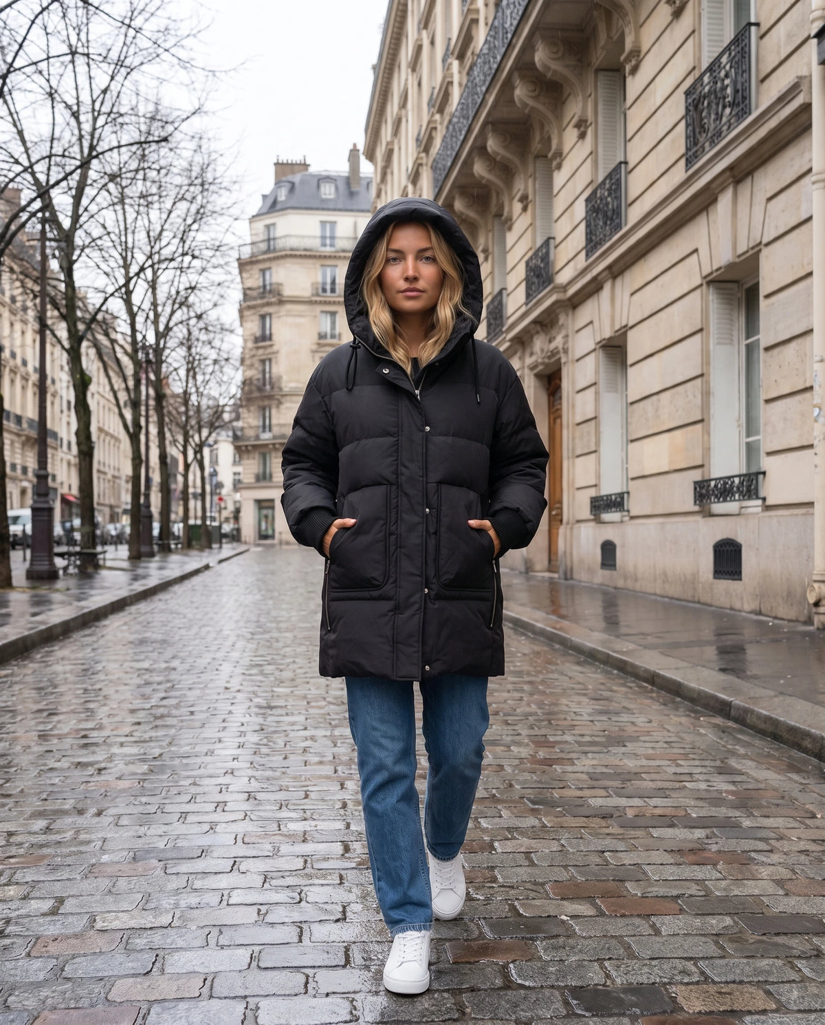 Doudoune mi-longue à capuche Norah en Noir, portée dans une rue parisienne