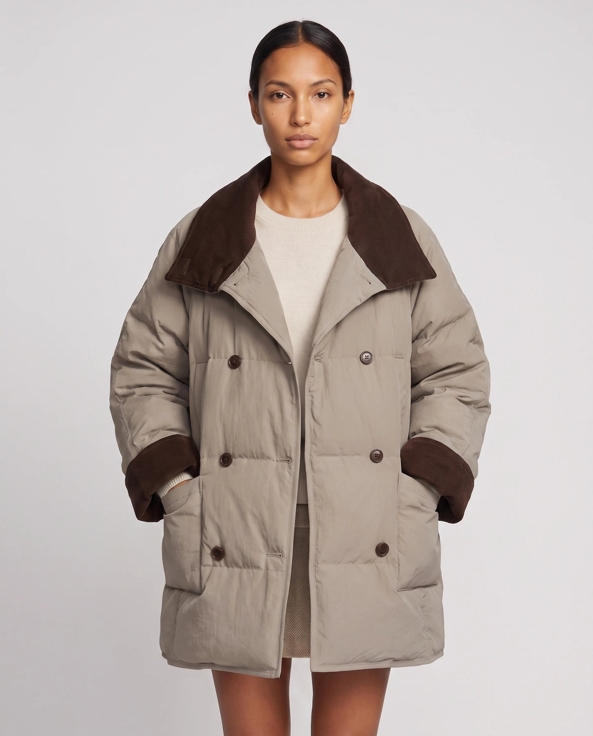 Mittellange Steppjacke mit Zweireiher und Cordkragen Charlène in Taupe, Nahaufnahme, geknöpft, Cordkragen umgelegt