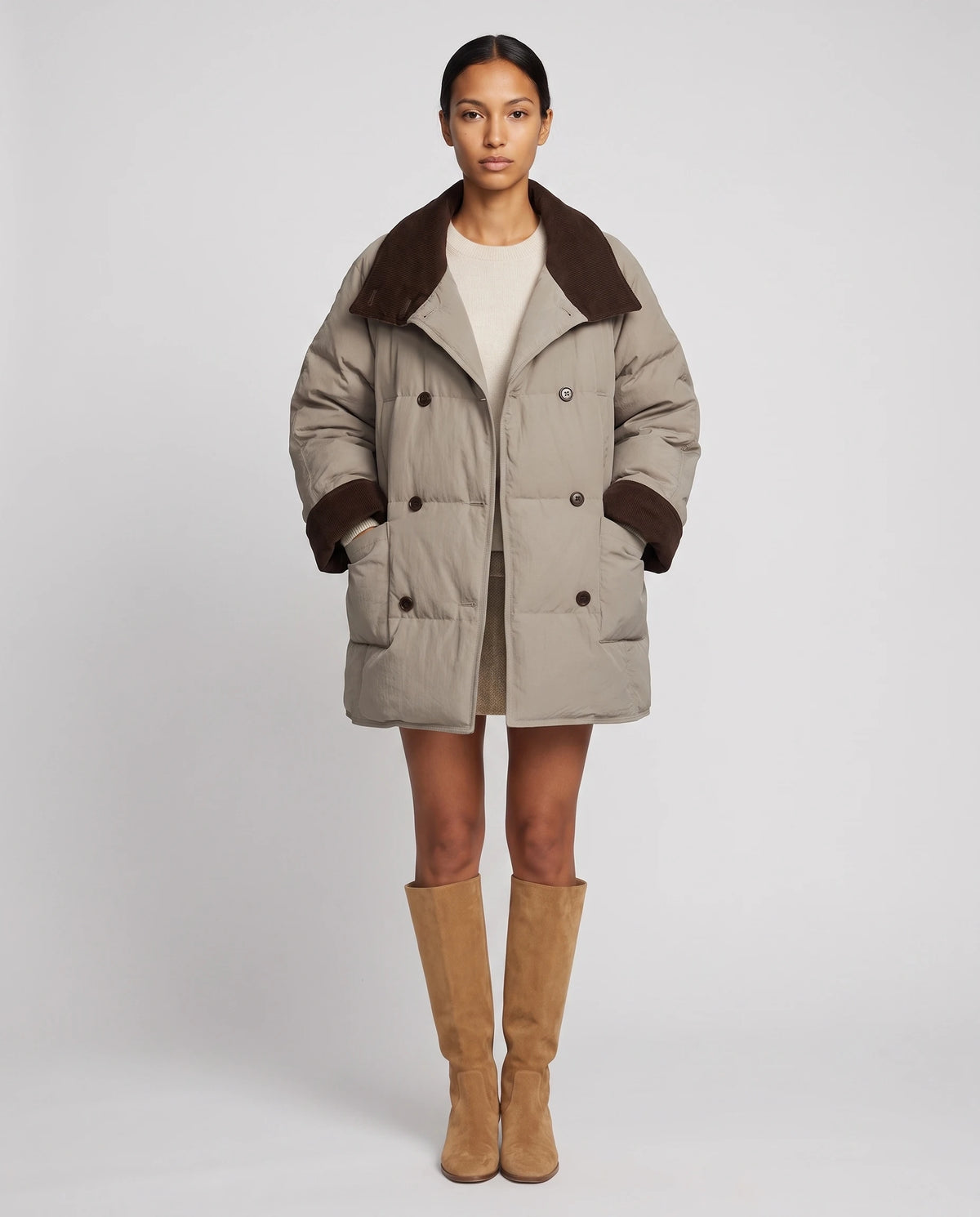 Mittellange Steppjacke mit Zweireiher und Cordkragen Charlène in Taupe, Vorderansicht in ganzer Länge, geknöpft, Kragen umgelegt