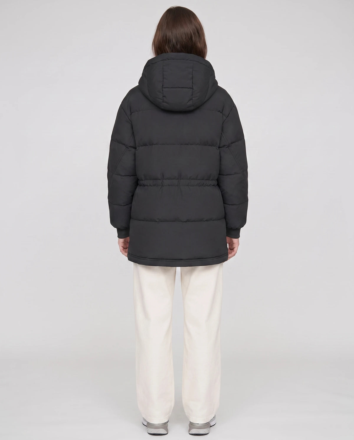 Mittellange Parka-Steppjacke mit Pattentaschen Muriel in Schwarz, Rückansicht, Kapuze unten, Taille gerafft