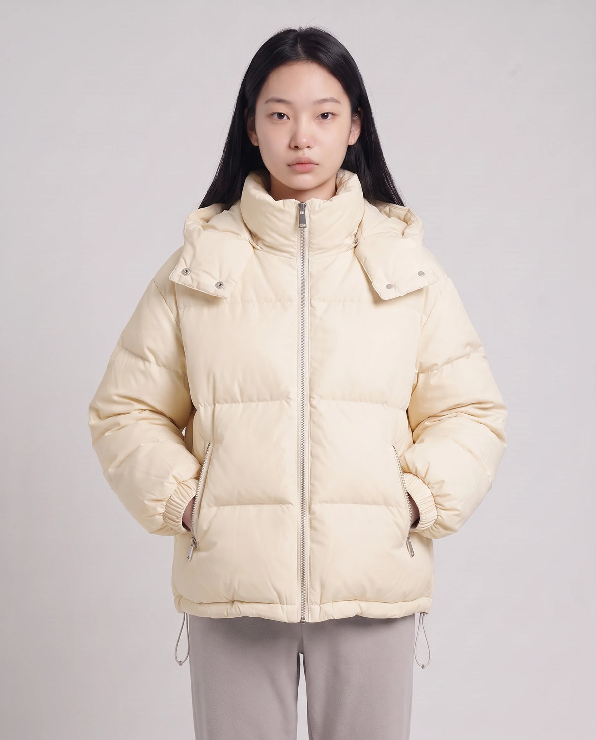 Doudoune courte oversize à capuche amovible Camélia, coloris Blanc Cassé, plan rapproché de face