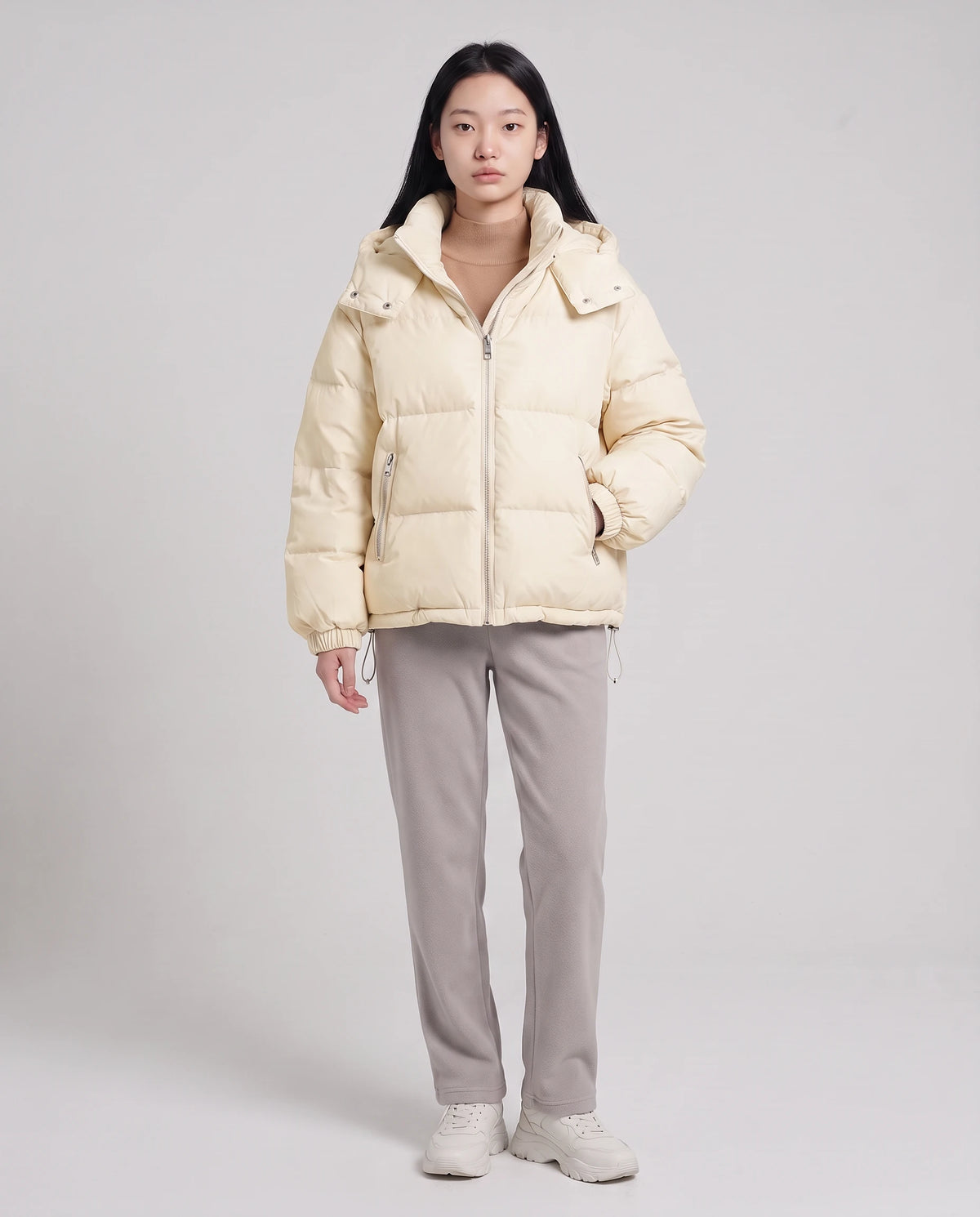 Doudoune courte oversize à capuche amovible Camélia, coloris Blanc Cassé, vue de face en pied