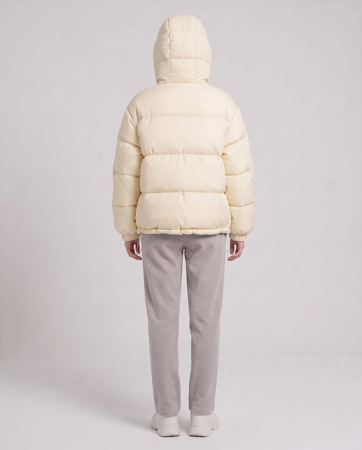 Doudoune courte oversize à capuche amovible Camélia, coloris Blanc Cassé, vue de dos, capuche relevée