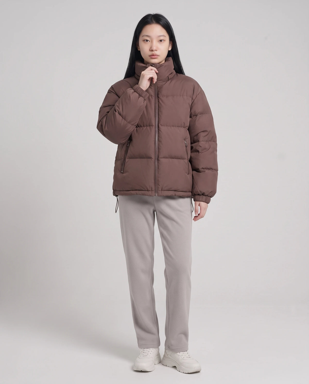Doudoune courte oversize à capuche amovible Camélia, coloris Brun Cacao, vue de face en pied
