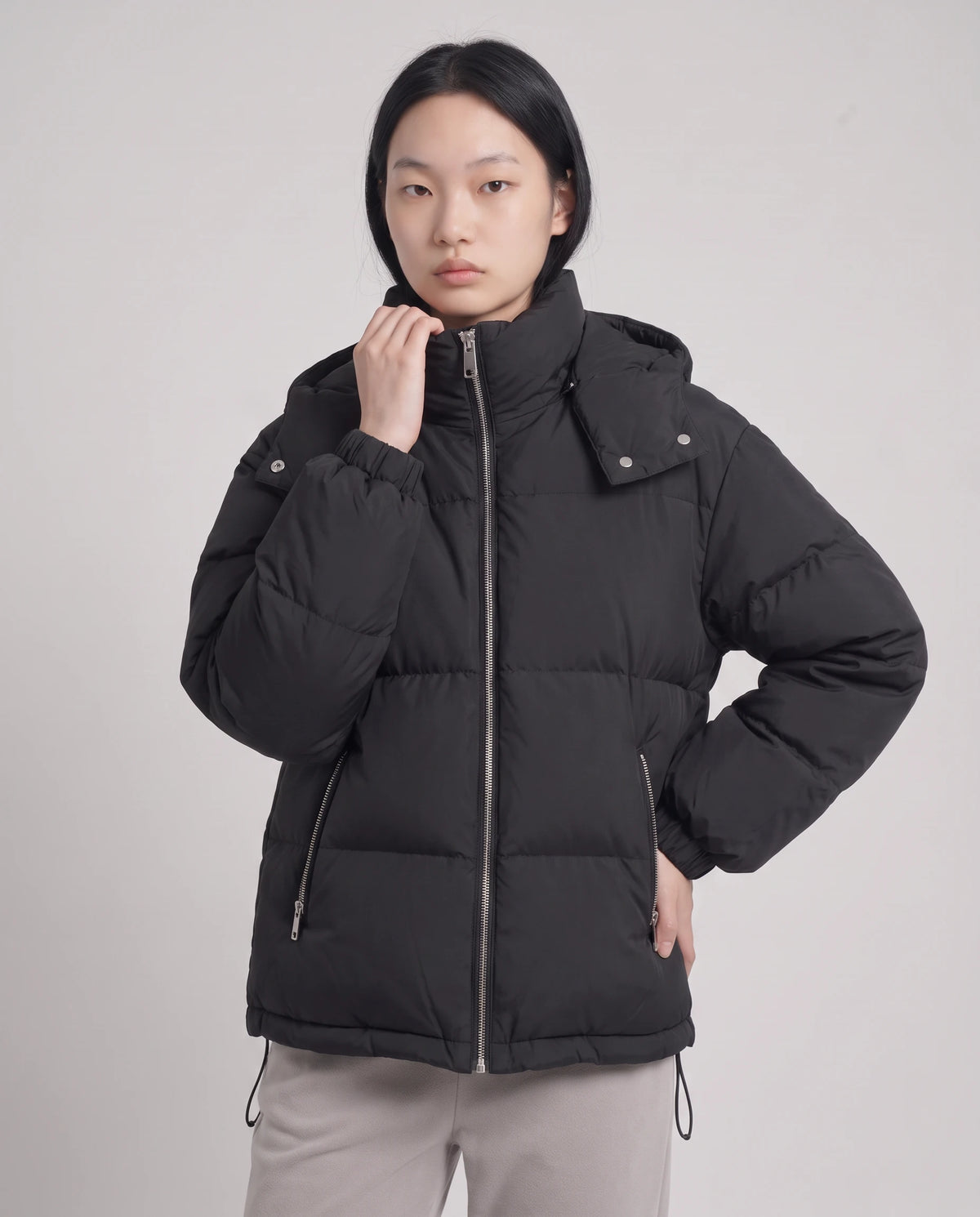Doudoune courte oversize à capuche amovible Camélia, coloris Noir, plan rapproché de face