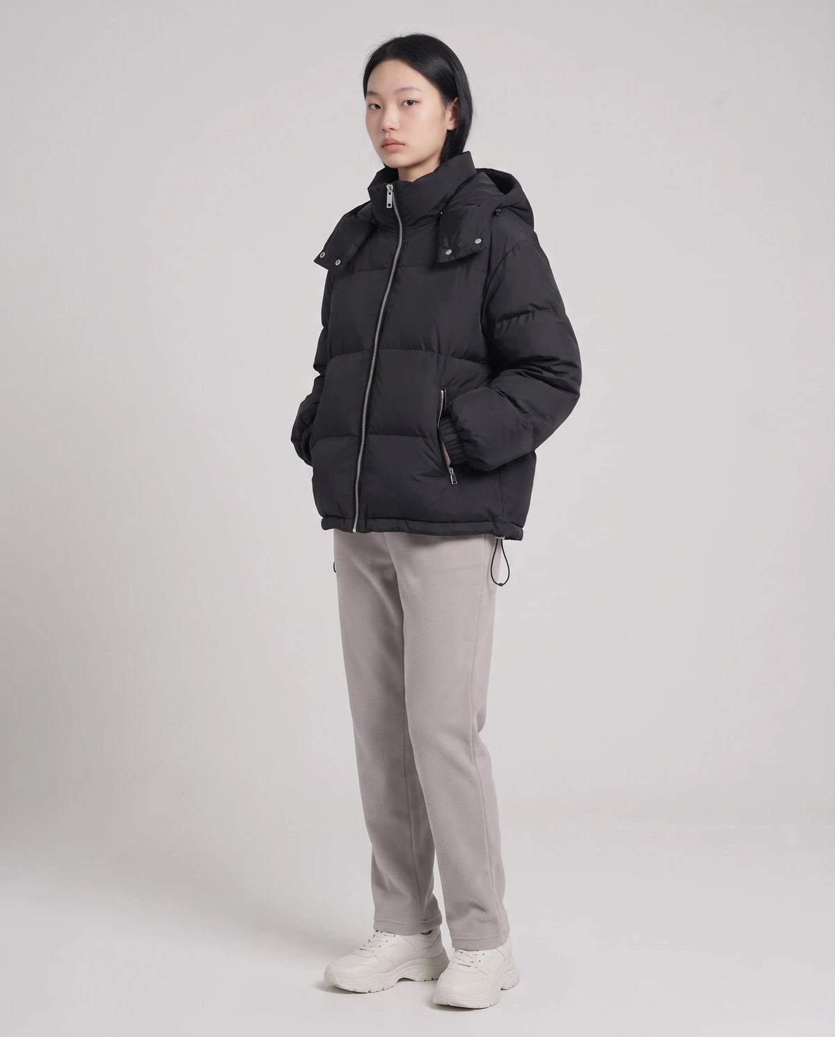 Doudoune courte oversize à capuche amovible Camélia, coloris Noir, vue de face en pied