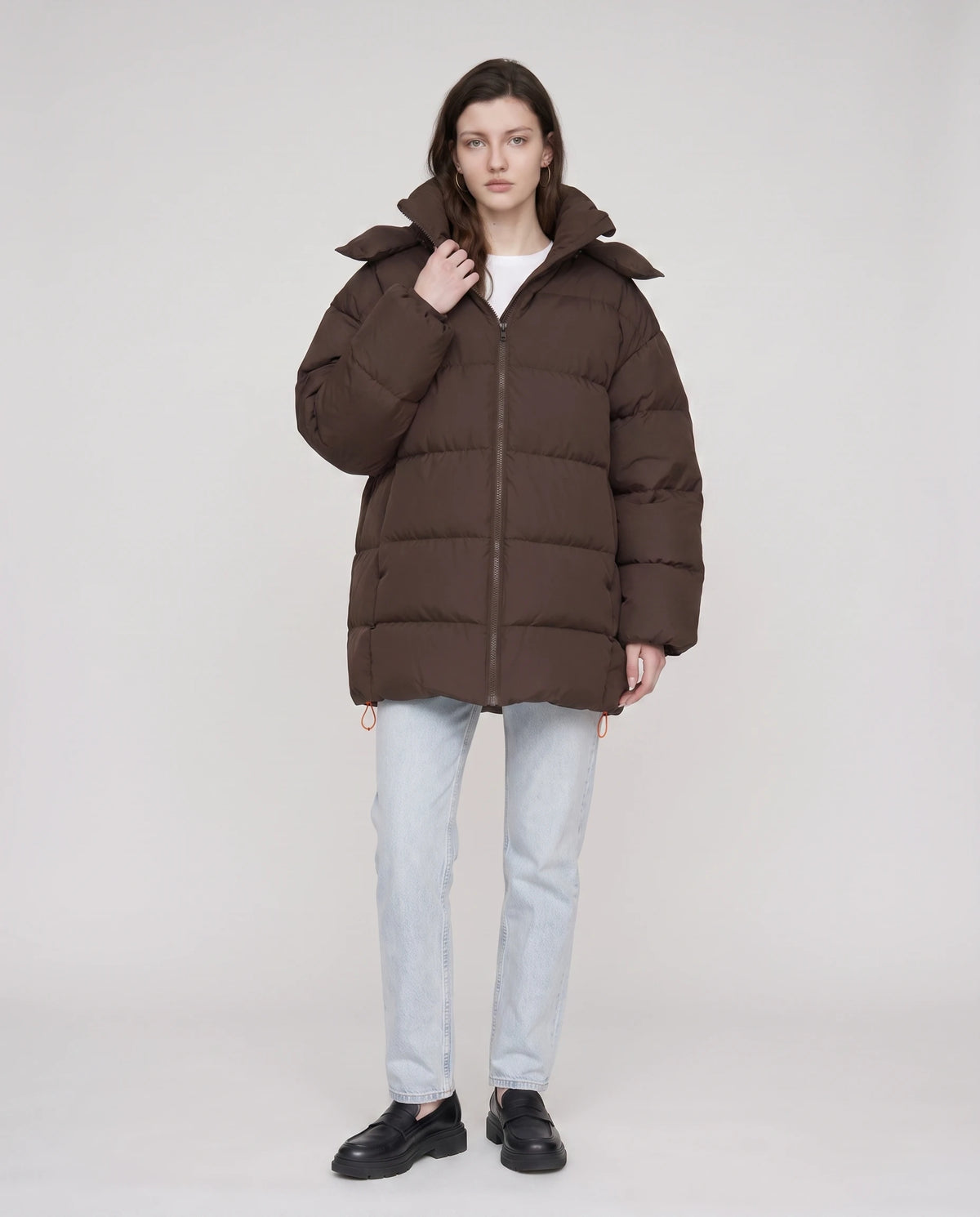 Oversize-Pufferjacke mit Kapuze Freya in Schokobraun, Vorderansicht in ganzer Länge