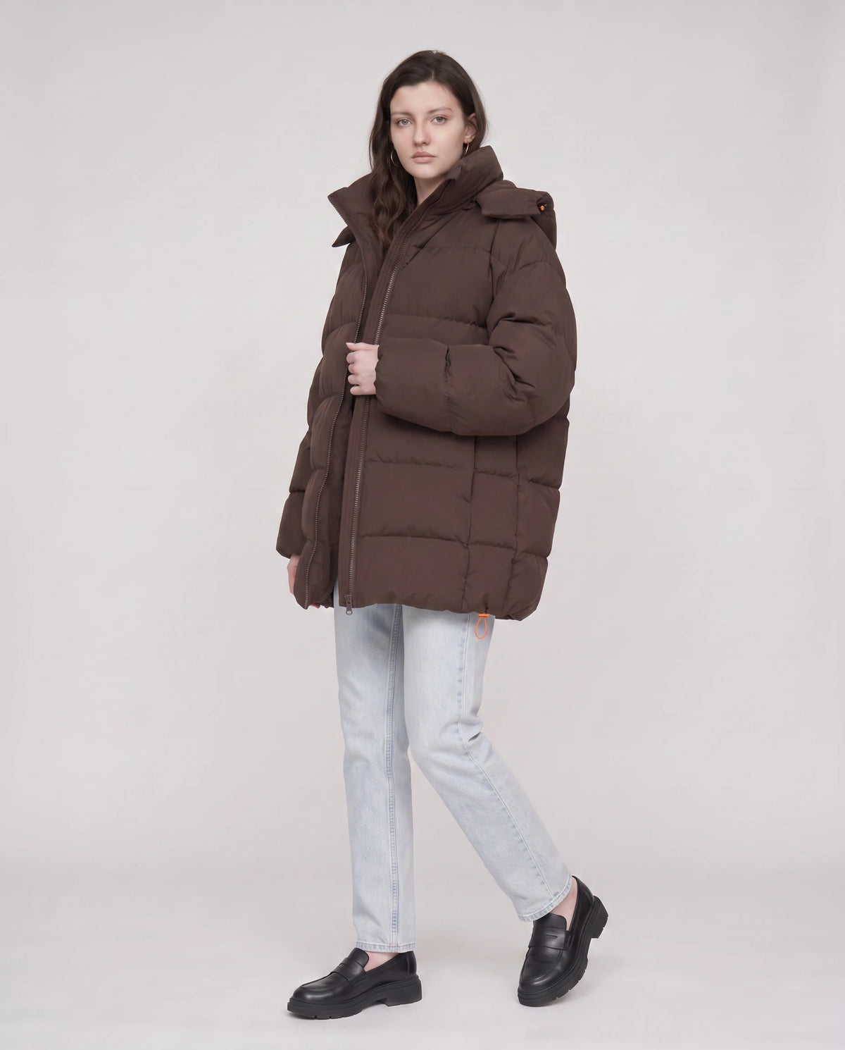 Oversize-Pufferjacke mit Kapuze Freya in Schokobraun, Dreiviertelansicht