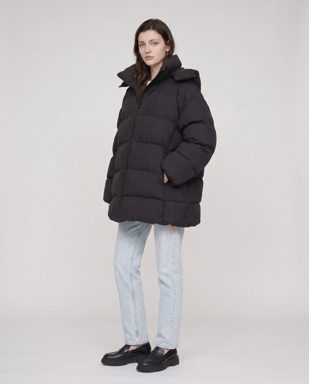 Oversize-Pufferjacke mit Kapuze Freya in Schwarz, Dreiviertelansicht
