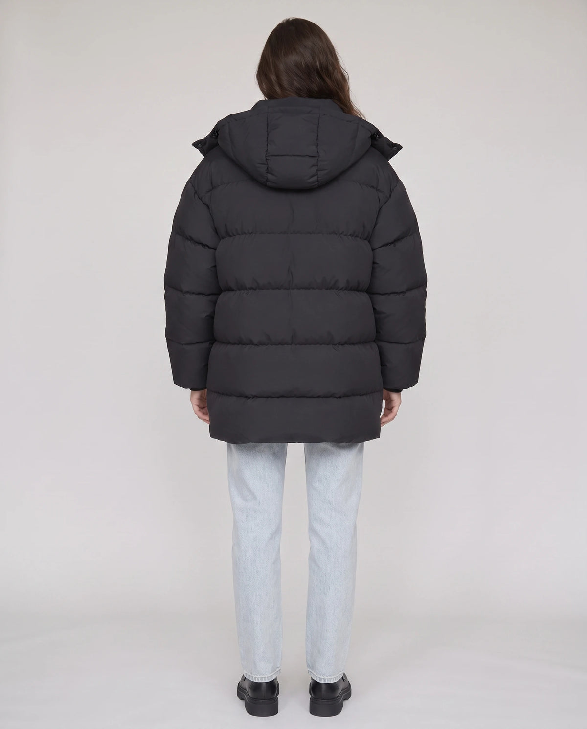 Oversize-Pufferjacke mit Kapuze Freya in Schwarz, Rückansicht mit Kapuze