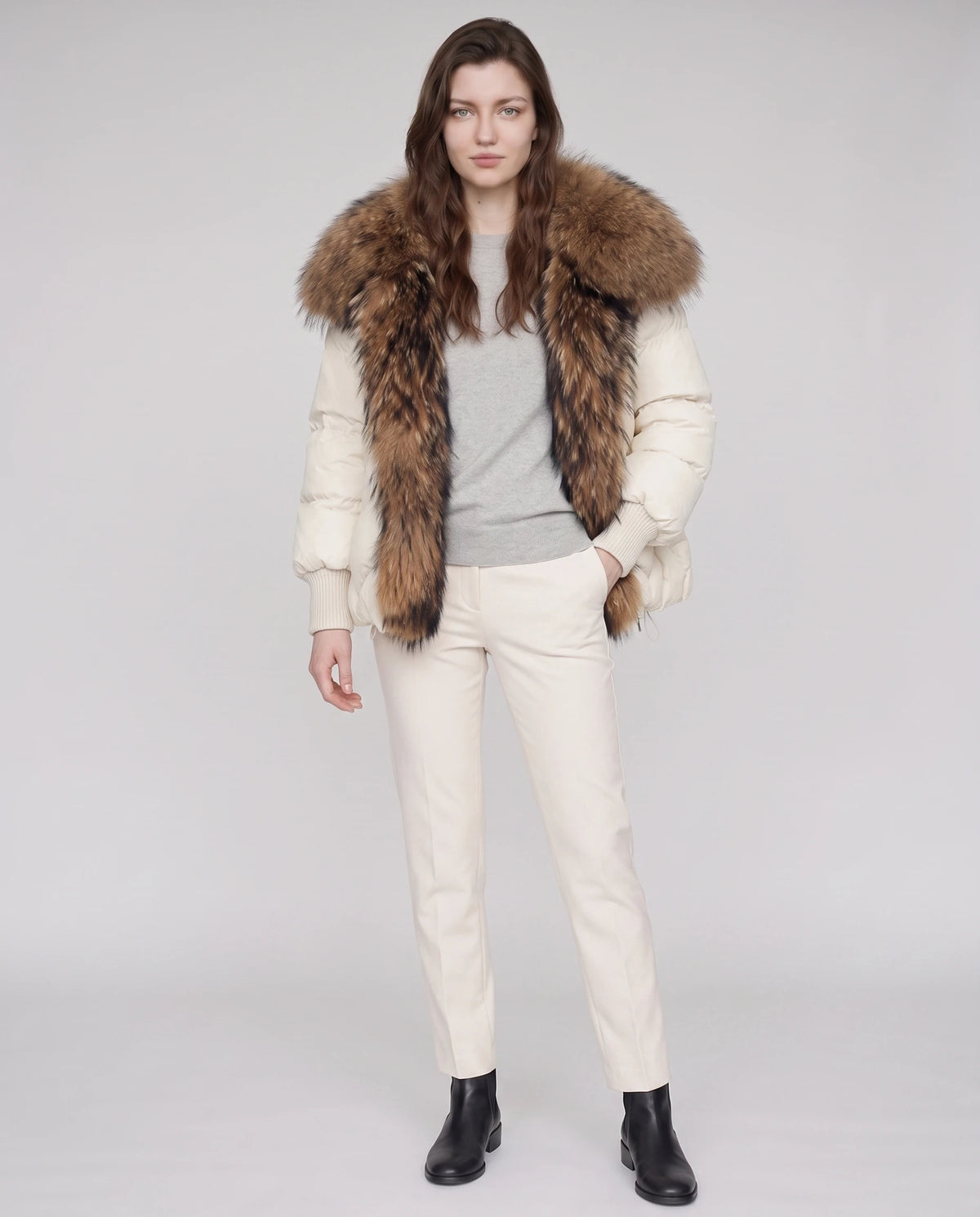 Doudoune oversize à col châle fausse fourrure Sabrina en Beige, portée ouverte sur un pull gris clair