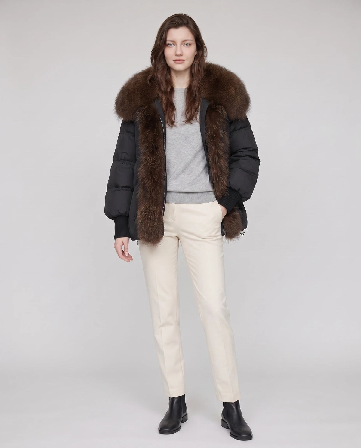 Doudoune oversize à col châle fausse fourrure Sabrina en Noir, portée ouverte sur un pull gris clair