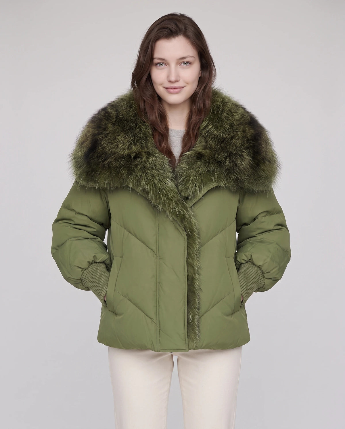 Doudoune oversize à col châle fausse fourrure Sabrina en Vert Olive, plan rapproché de face, col châle fausse fourrure