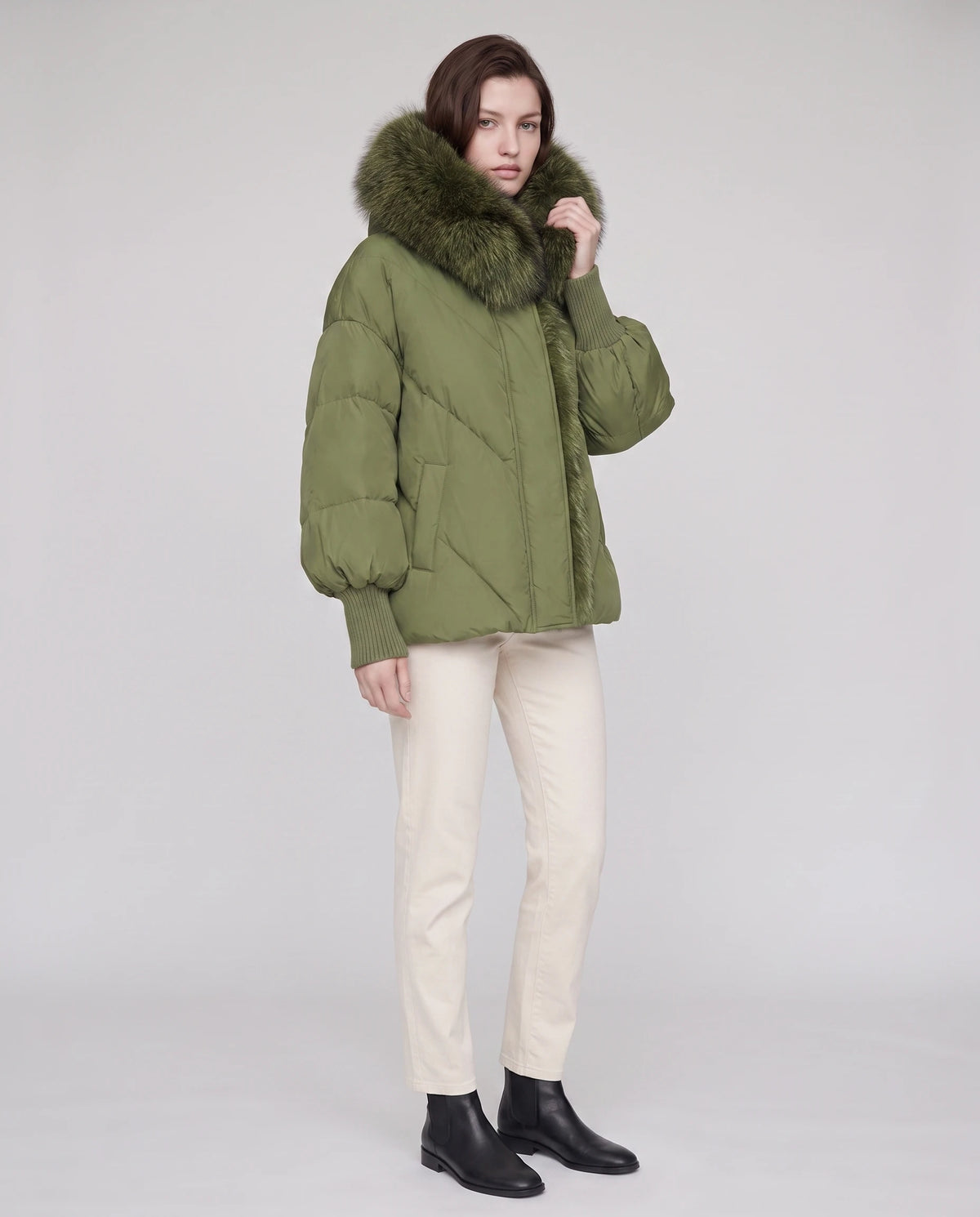 Doudoune oversize à col châle fausse fourrure Sabrina en Vert Olive, vue de trois quarts, col relevé autour du visage