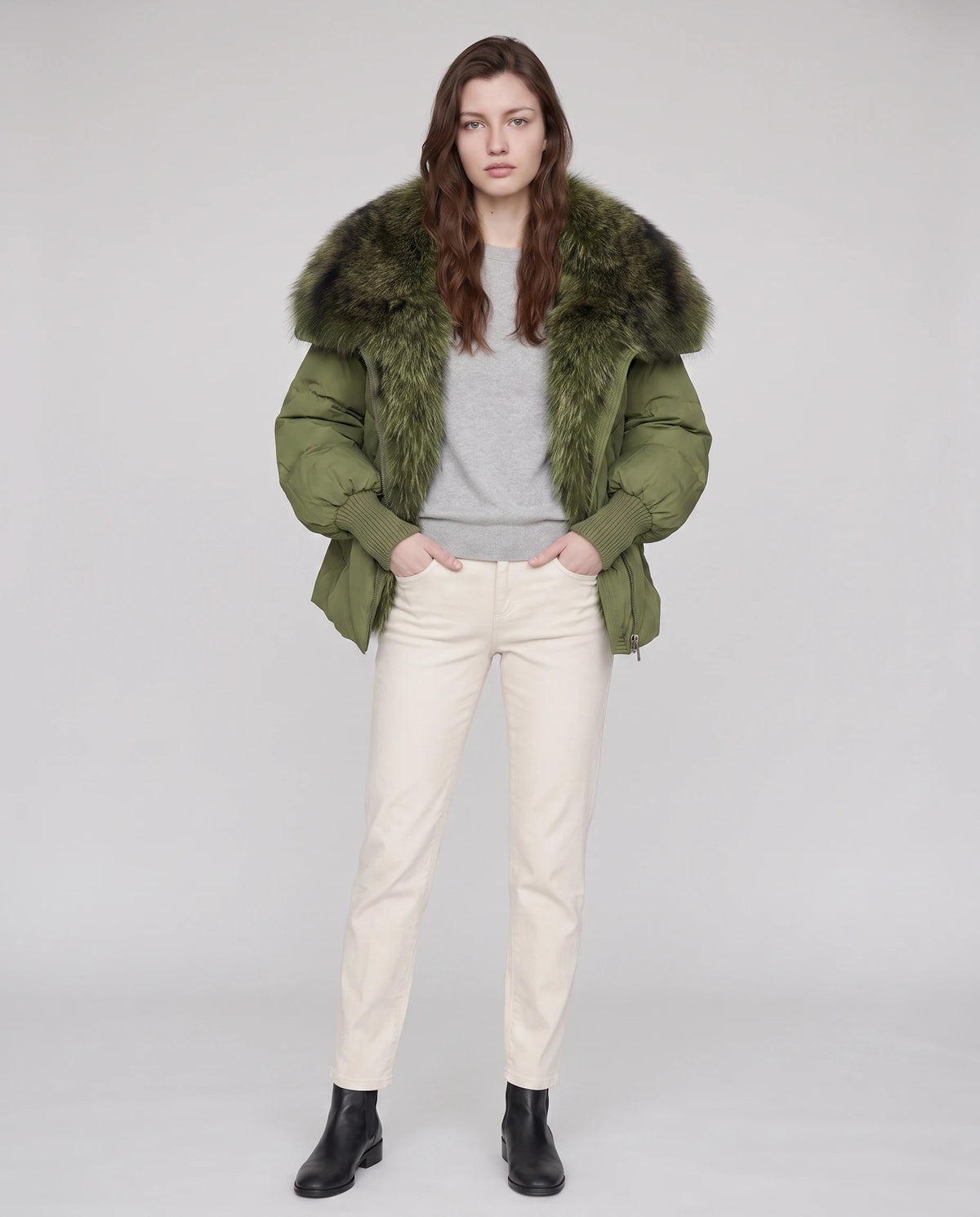 Doudoune oversize à col châle fausse fourrure Sabrina en Vert Olive, portée ouverte sur un pull gris clair
