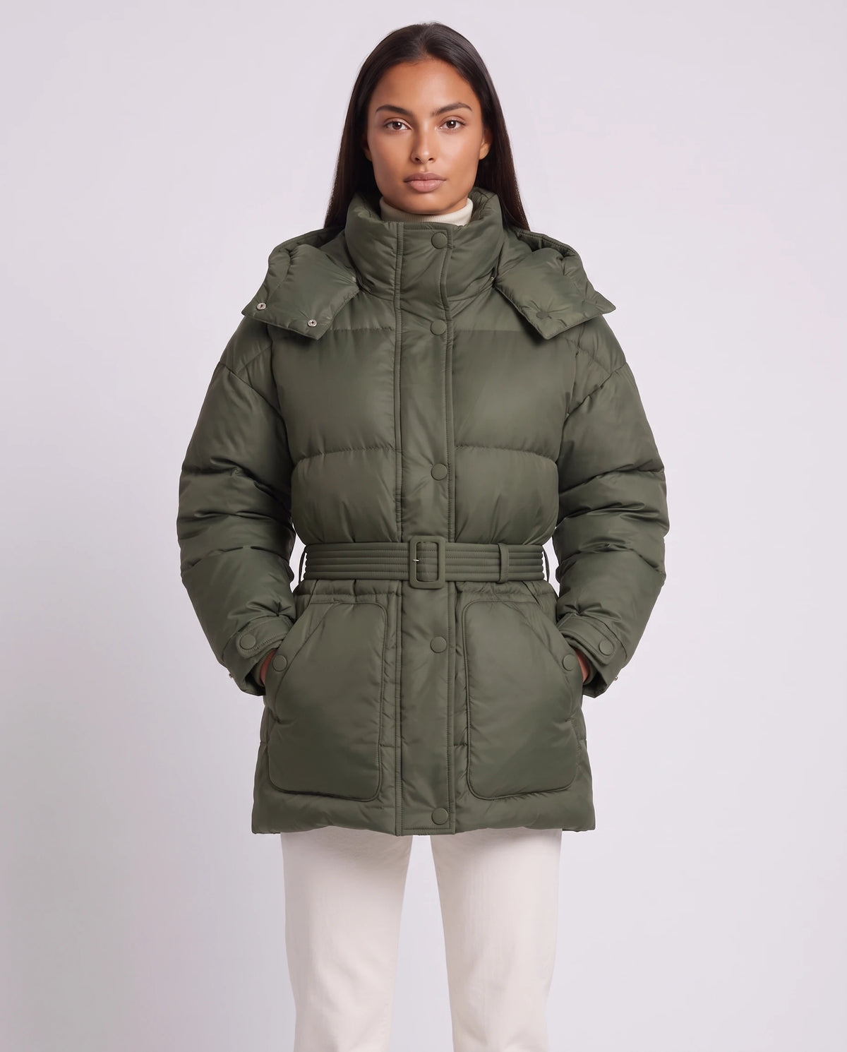 Doudoune oversize mi-cuisse à capuche et ceinture à boucle Sophia en Kaki, plan rapproché, pressionnée, ceinture serrée, capuche baissée