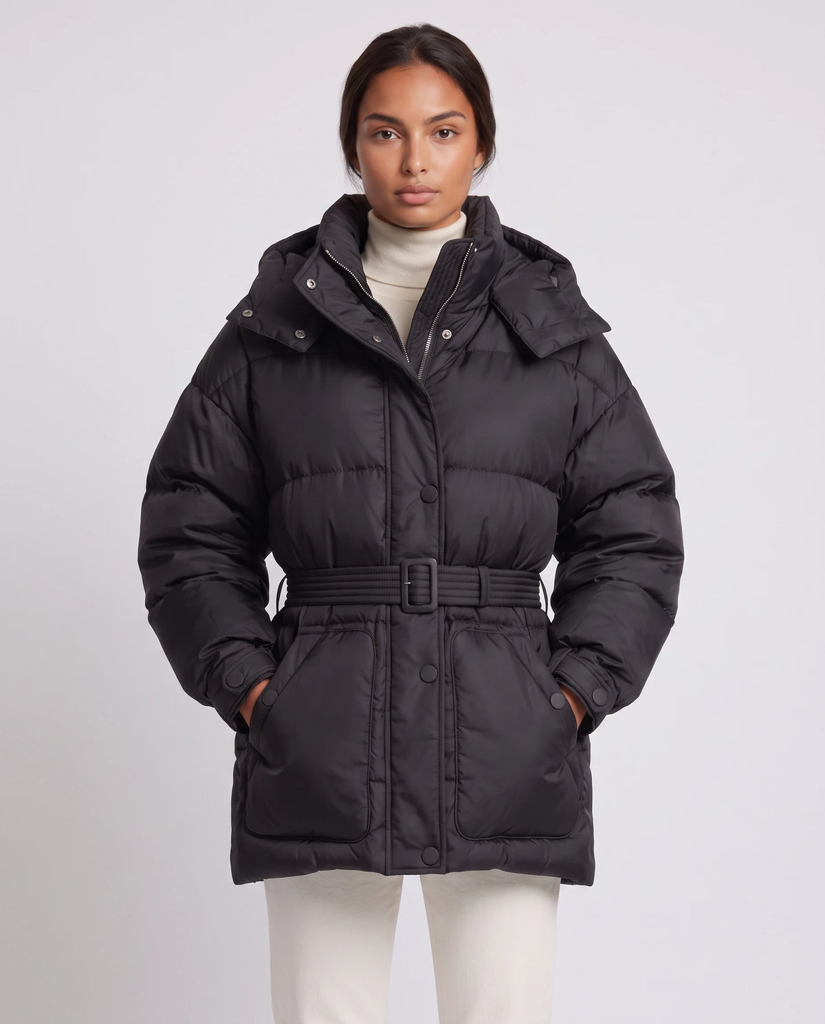 Doudoune oversize mi-cuisse à capuche et ceinture à boucle Sophia en Noir, plan rapproché, pressionnée, ceinture serrée, capuche baissée