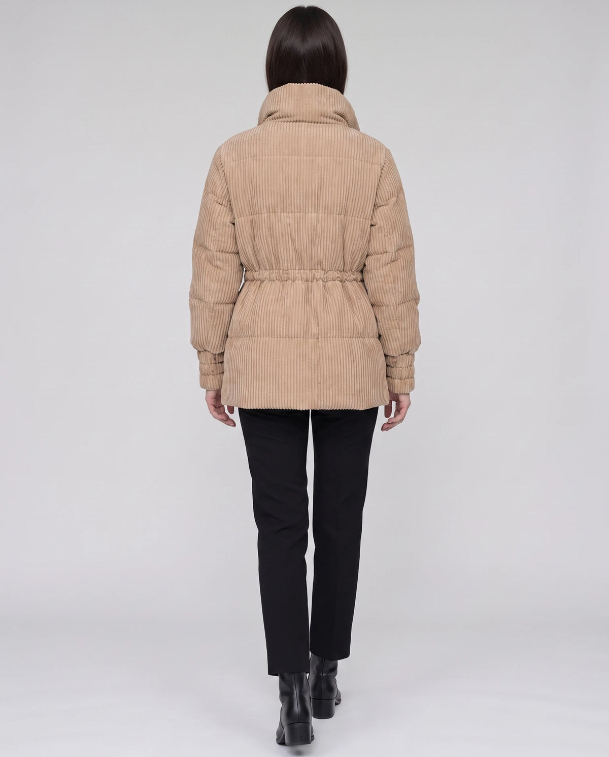 Halblange Plissee-Steppjacke Ilaria in Camel, Rückansicht mit Taillenzug
