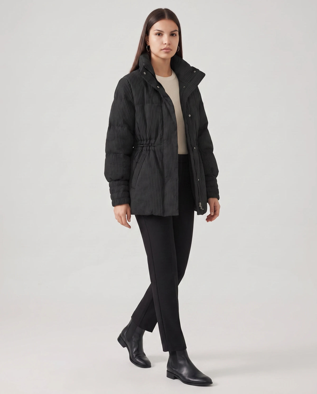 Halblange Plissee-Steppjacke Ilaria in Schwarz, Dreiviertelansicht