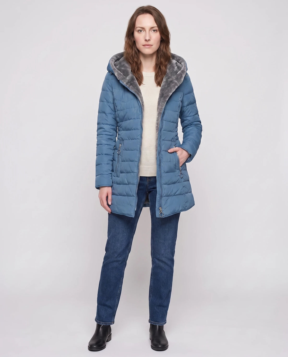 Doudoune mi-longue doublée polaire Aubine en Bleu Denim, vue de face en pied