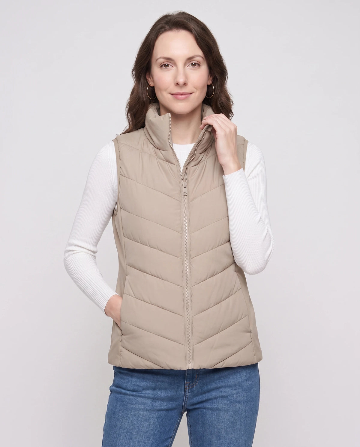 Taillierte Steppweste Célia in Beige, Nahaufnahme von vorn