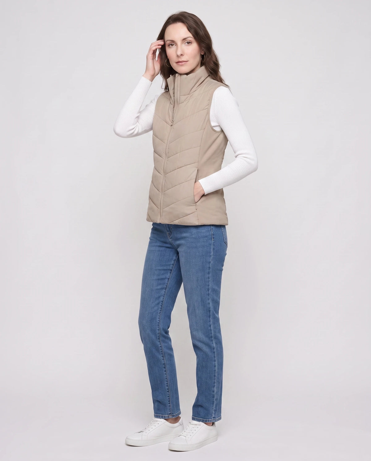 Taillierte Steppweste Célia in Beige, Dreiviertelansicht