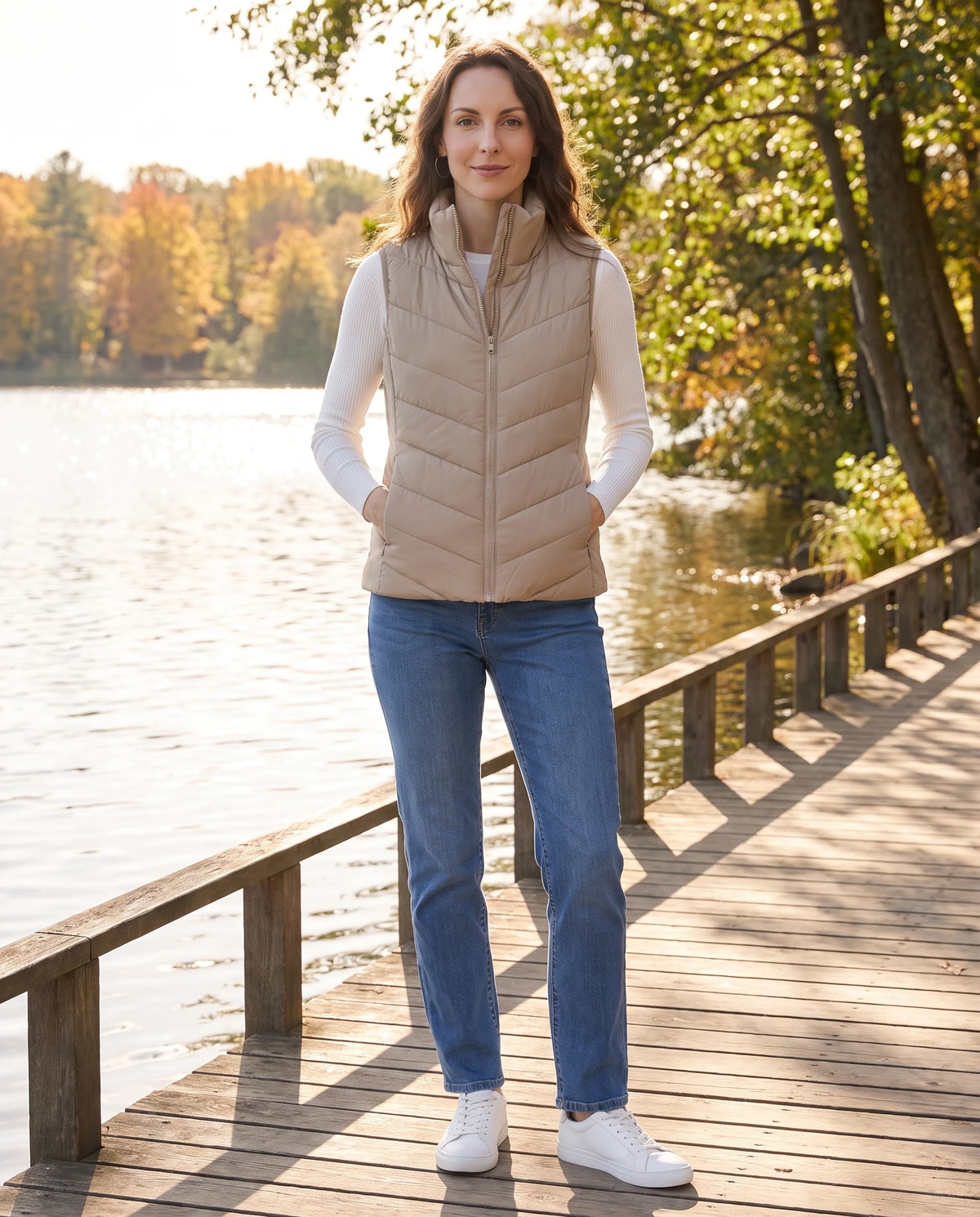 Steppweste Célia in Beige, getragen auf einem Steg am See