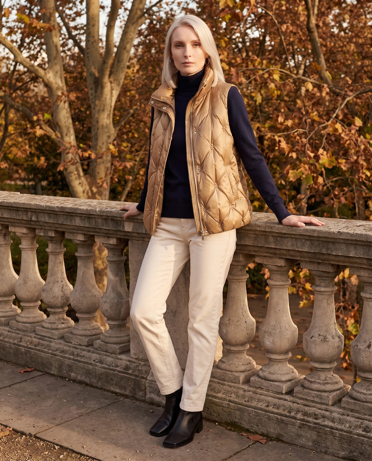 Doudoune sans manches capitonnée en satin Marielle, coloris Beige Doré, portée sur une terrasse de pierre en automne