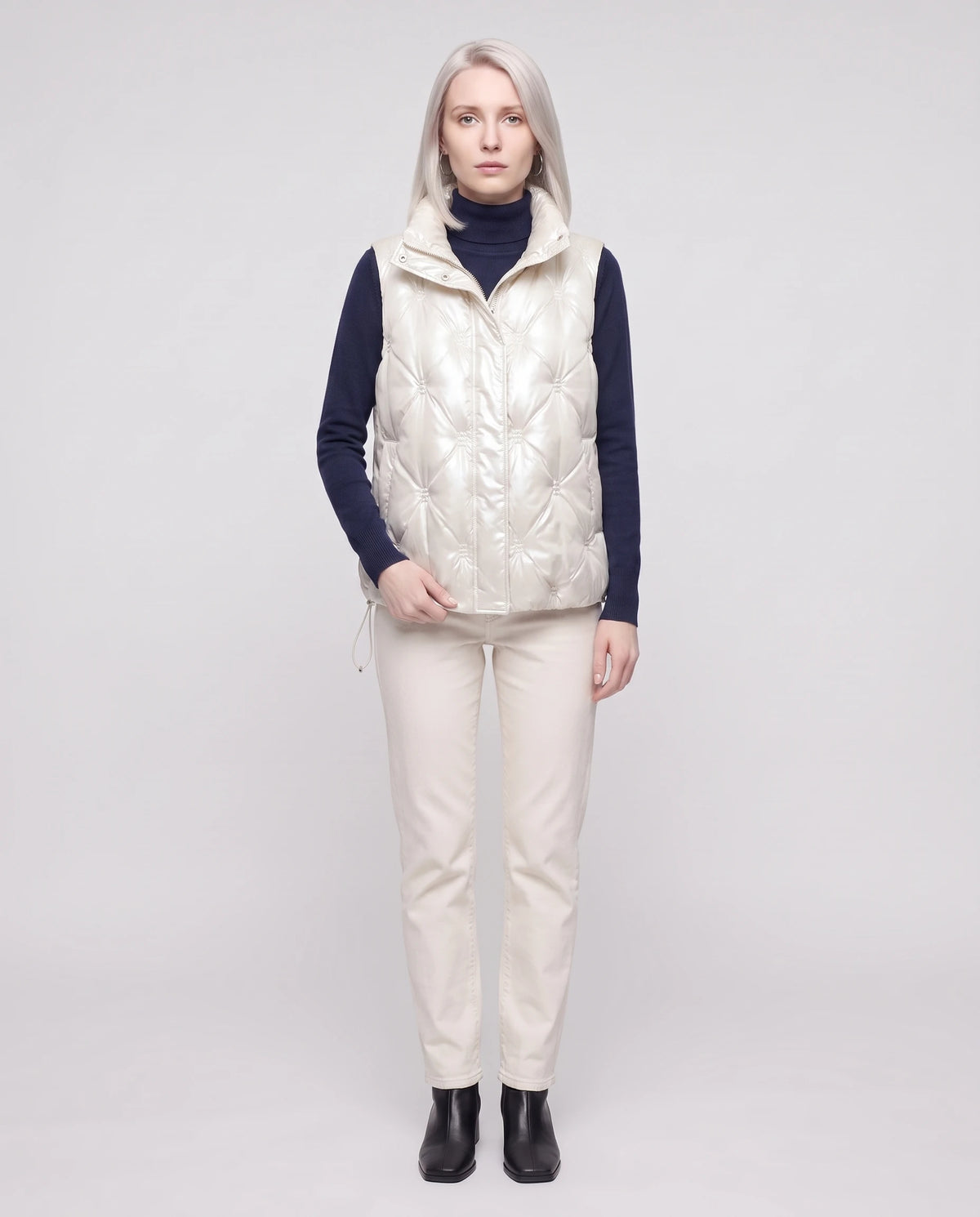 Doudoune sans manches capitonnée en satin Marielle, coloris Blanc Nacré, plein pied de face sur col roulé marine et jean écru