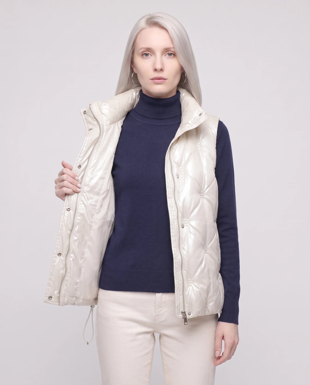 Doudoune sans manches capitonnée en satin Marielle, coloris Blanc Nacré, portée ouverte sur un col roulé marine