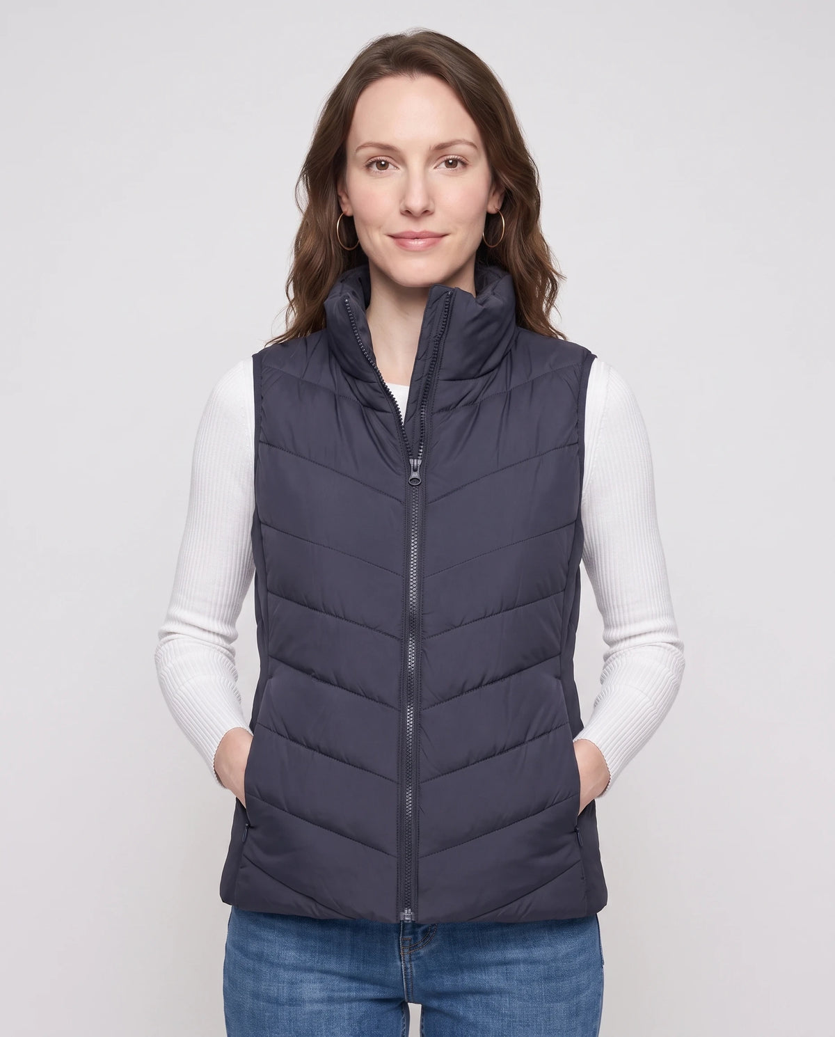 Taillierte Steppweste Célia in Marineblau, Nahaufnahme von vorn