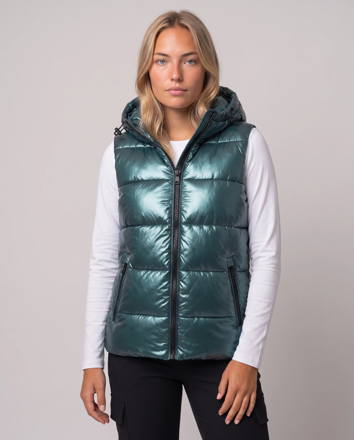 Doudoune sans manches à capuche métallisée Rosanne, coloris Vert Canard, plan rapproché de face, main à la taille
