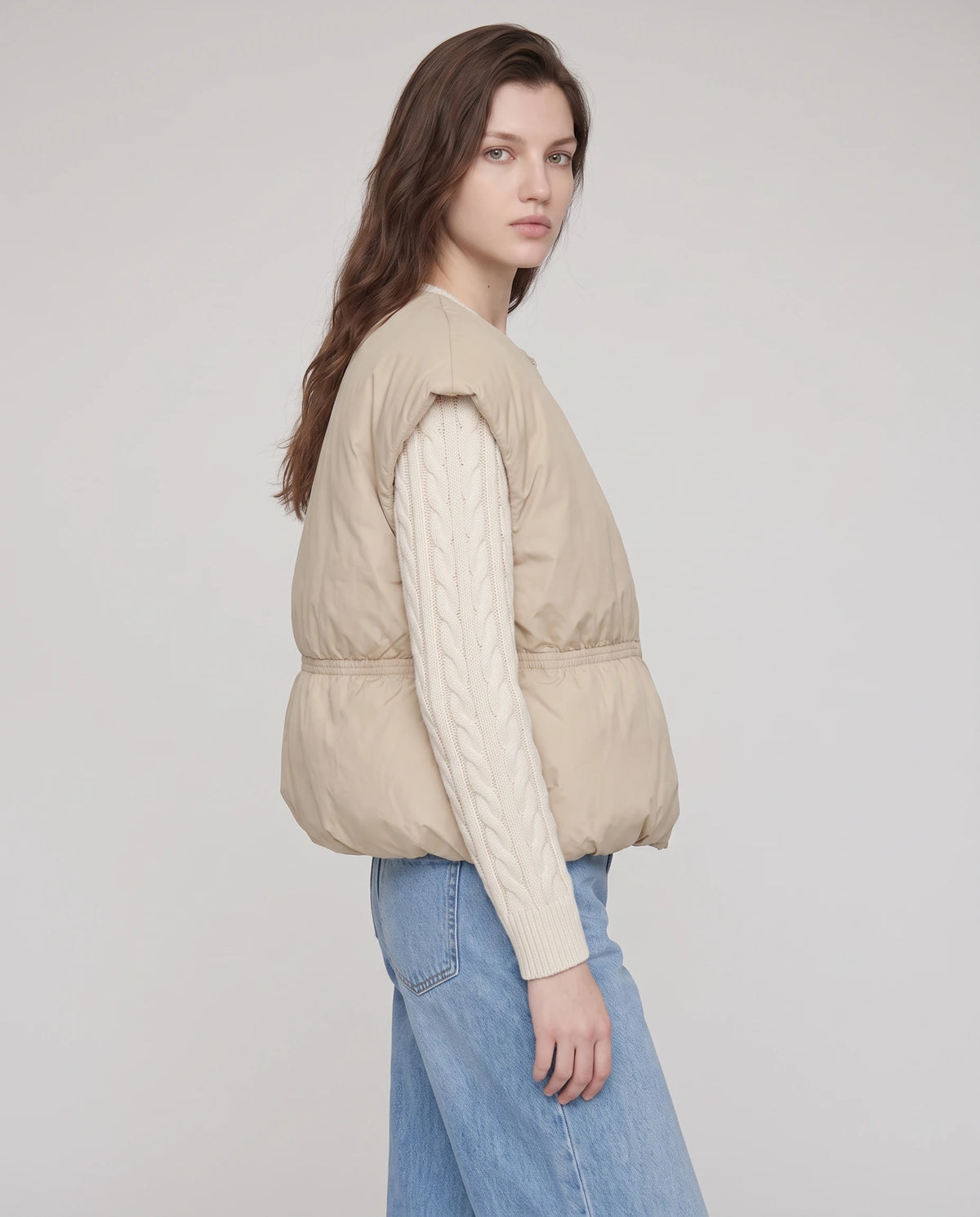 Doudoune sans manches cocon à col rond Béatrix, coloris Lin Naturel, vue de trois quarts montrant la couture froncée à la taille