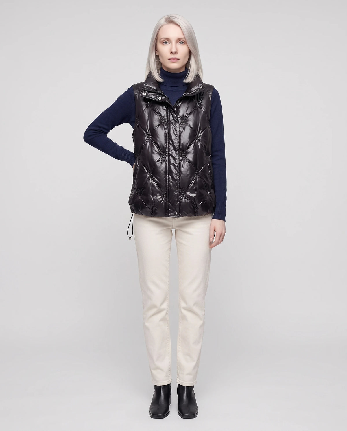 Doudoune sans manches capitonnée en satin Marielle, coloris Noir, plein pied de face sur col roulé marine et jean écru