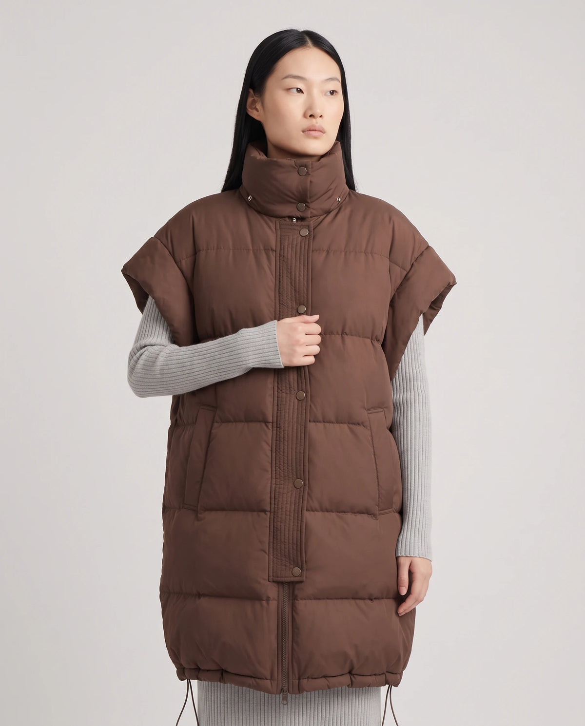 Doudoune sans manches oversize à grand col et patte plissée Perline en Chocolat, plan rapproché, main posée sur la patte plissée