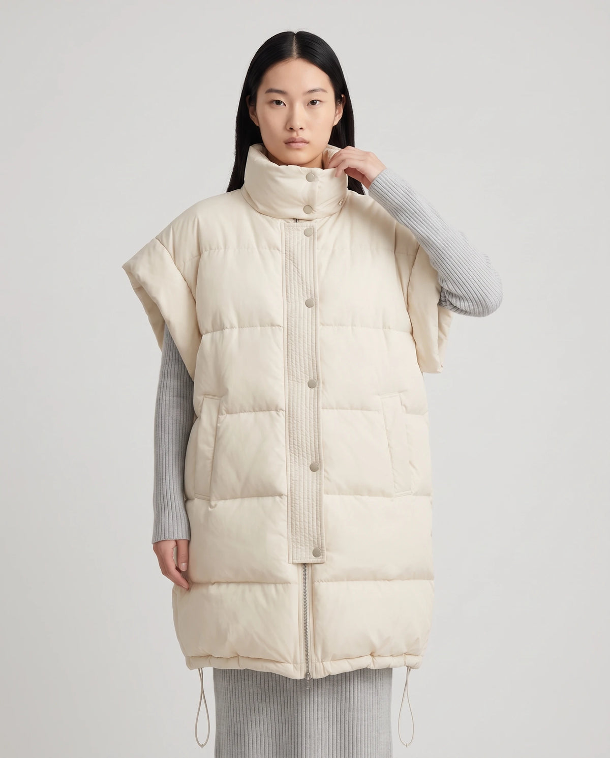 Doudoune sans manches oversize à grand col et patte plissée Perline en Écru, plan rapproché, col fermé, patte à boutons-pression