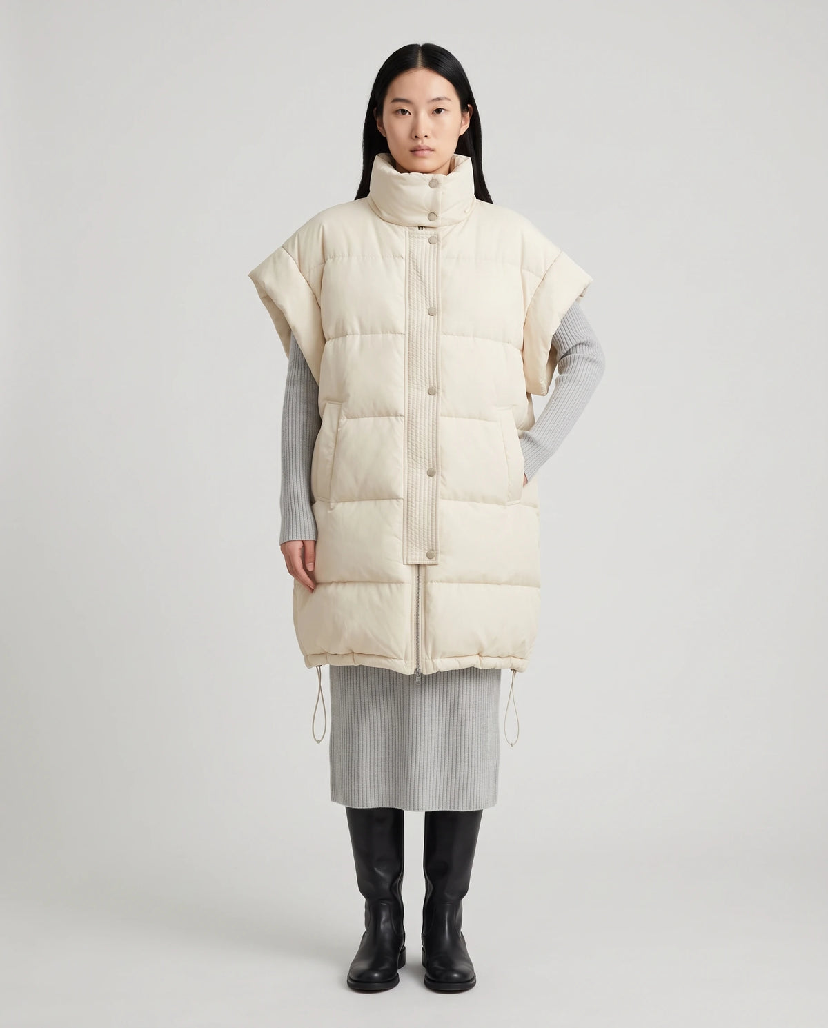 Doudoune sans manches oversize à grand col et patte plissée Perline en Écru, vue de face en pied, longueur mi-cuisse et boudins horizontaux