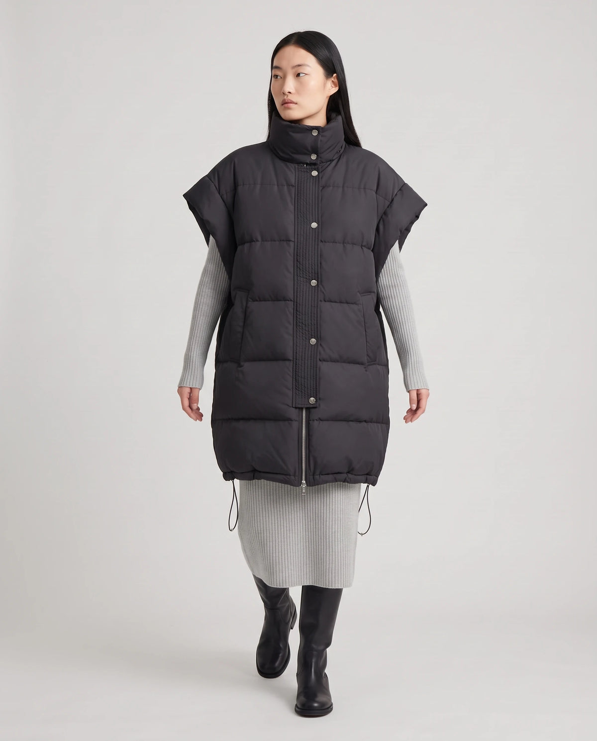 Doudoune sans manches oversize à grand col et patte plissée Perline en Noir, vue de face en pied, patte à quatre boutons-pression sur zip