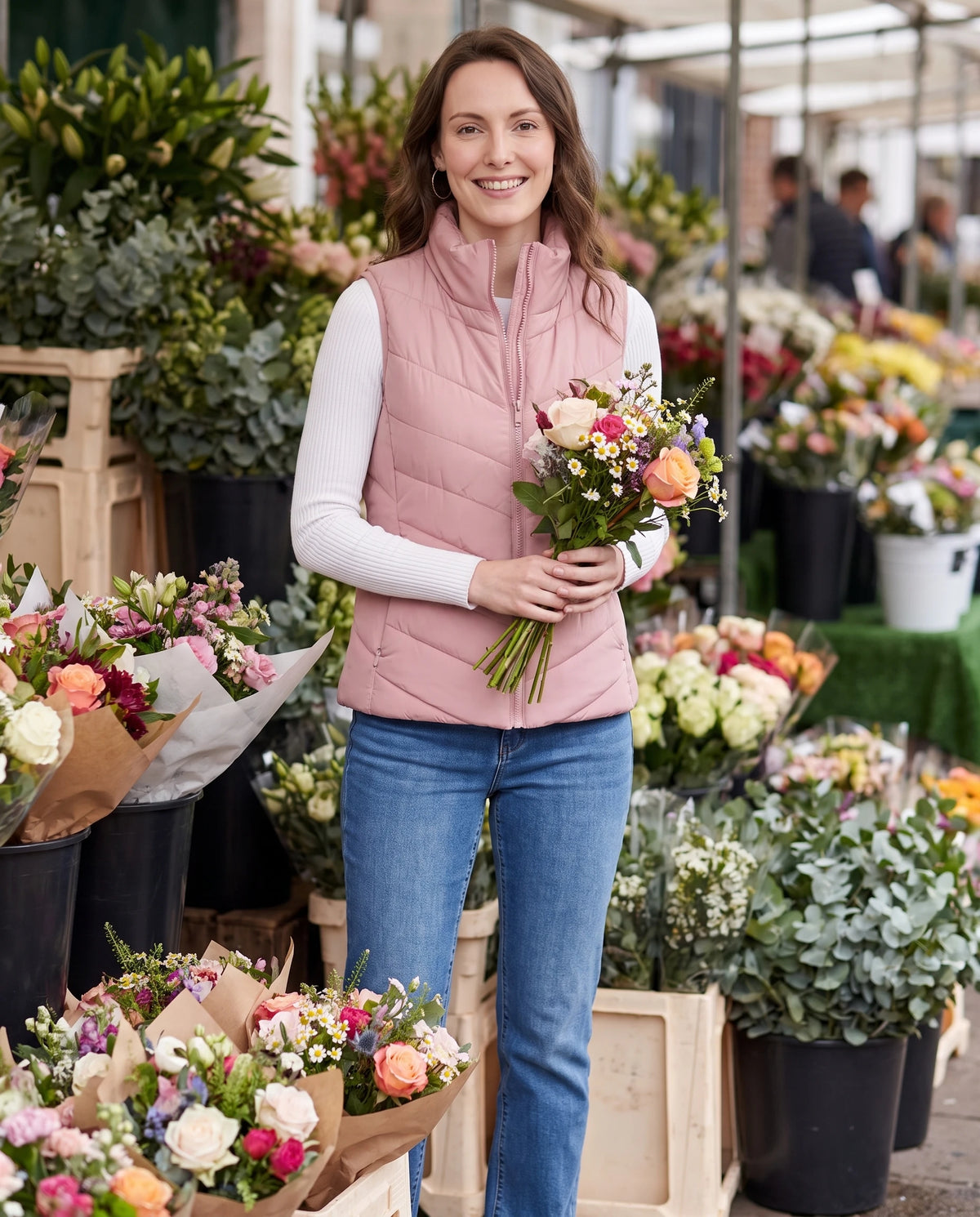 Steppweste Célia in Puderrosa, getragen auf einem Blumenmarkt