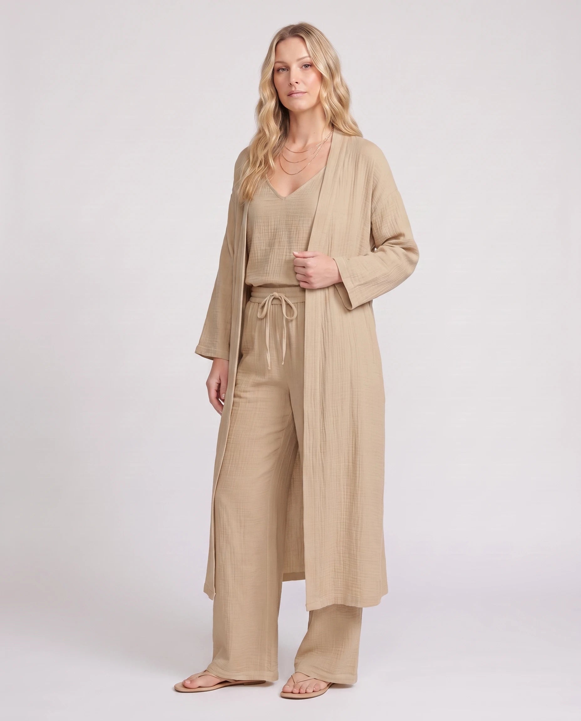 Ensemble 3 pièces cardigan, top et pantalon large Émérence — Beige — vue studio pose