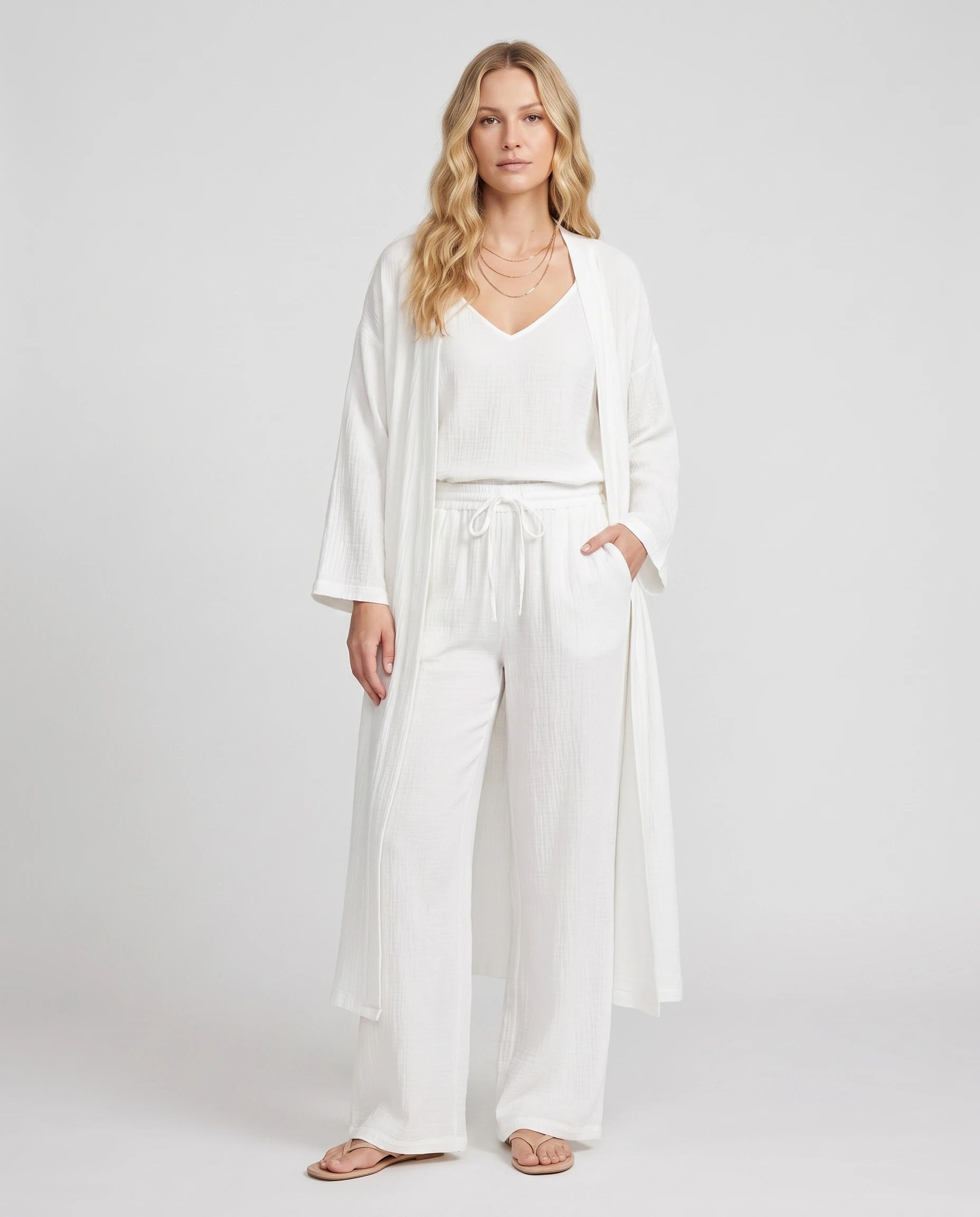 Ensemble 3 pièces cardigan, top et pantalon large Émérence — Blanc — vue face studio