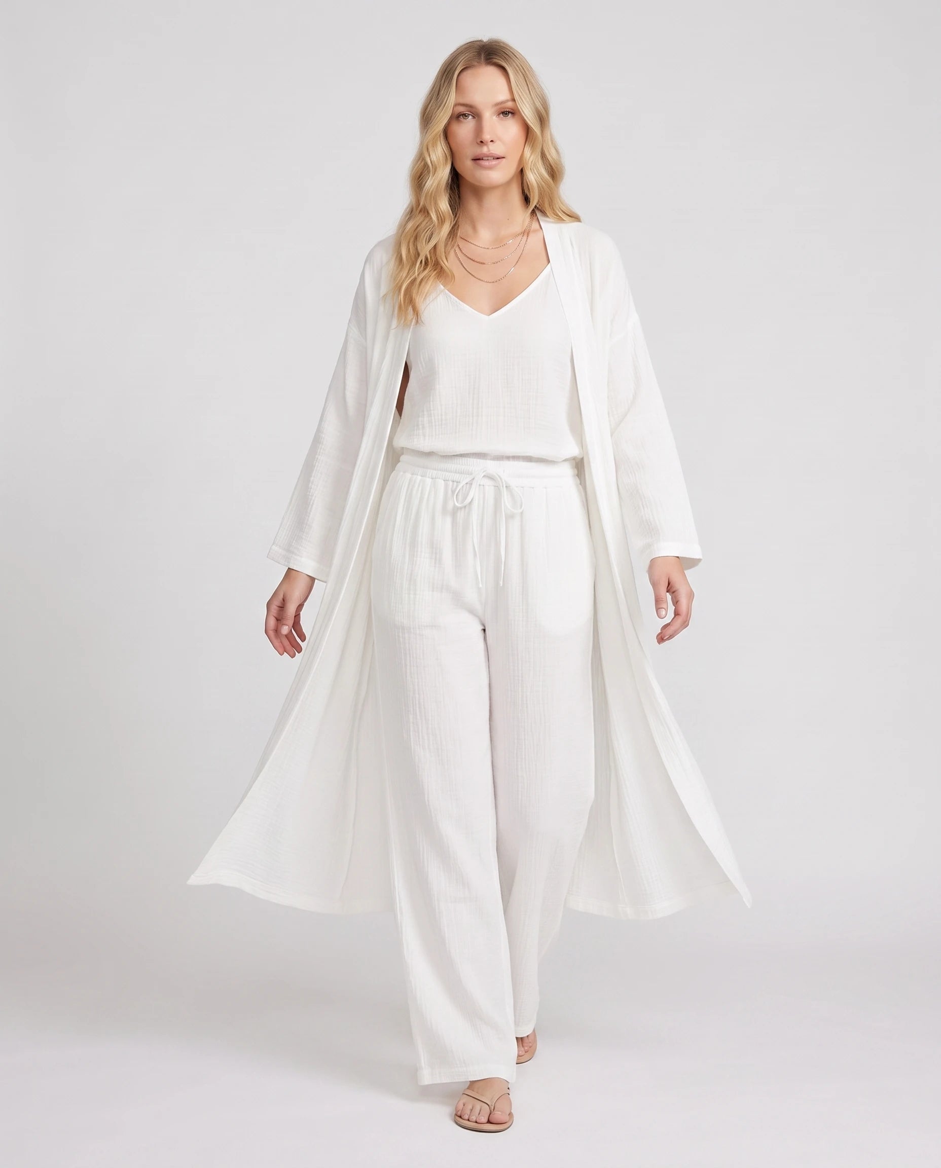 Ensemble 3 pièces cardigan, top et pantalon large Émérence — Blanc — vue studio pose
