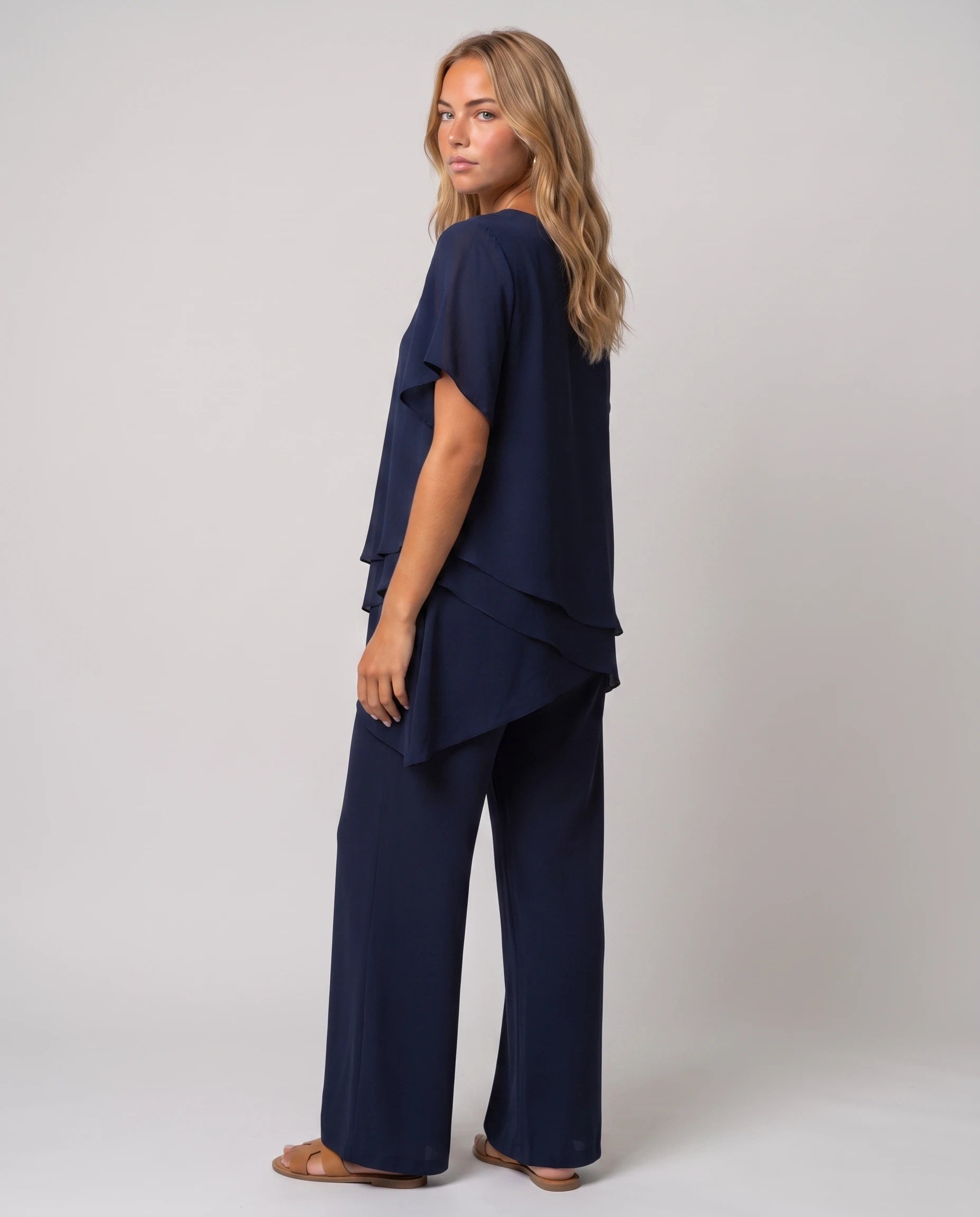 Ensemble top asymétrique et pantalon large Armelle — Bleu Marine — vue studio pose