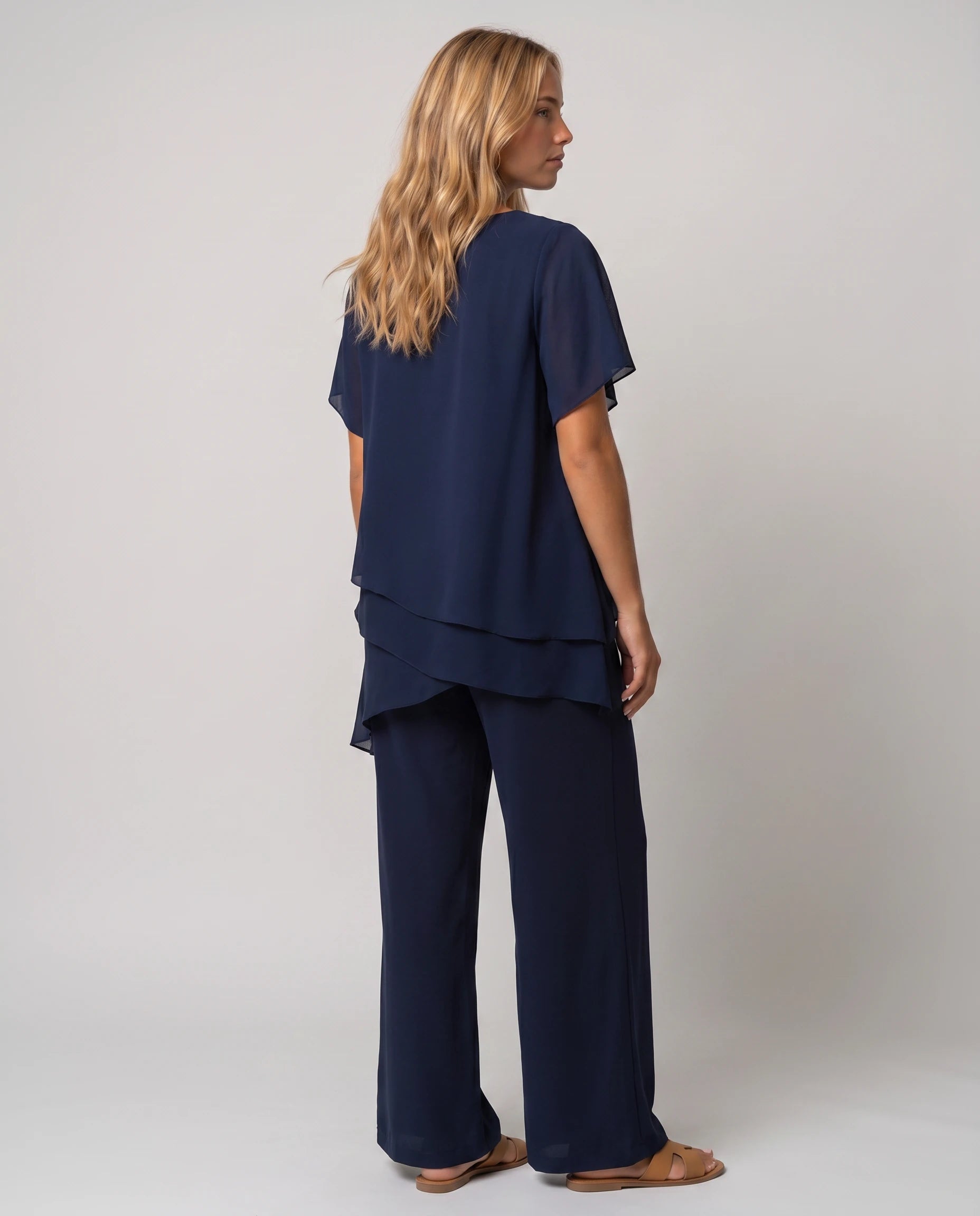 Ensemble top asymétrique et pantalon large Armelle — Bleu Marine — vue dos studio