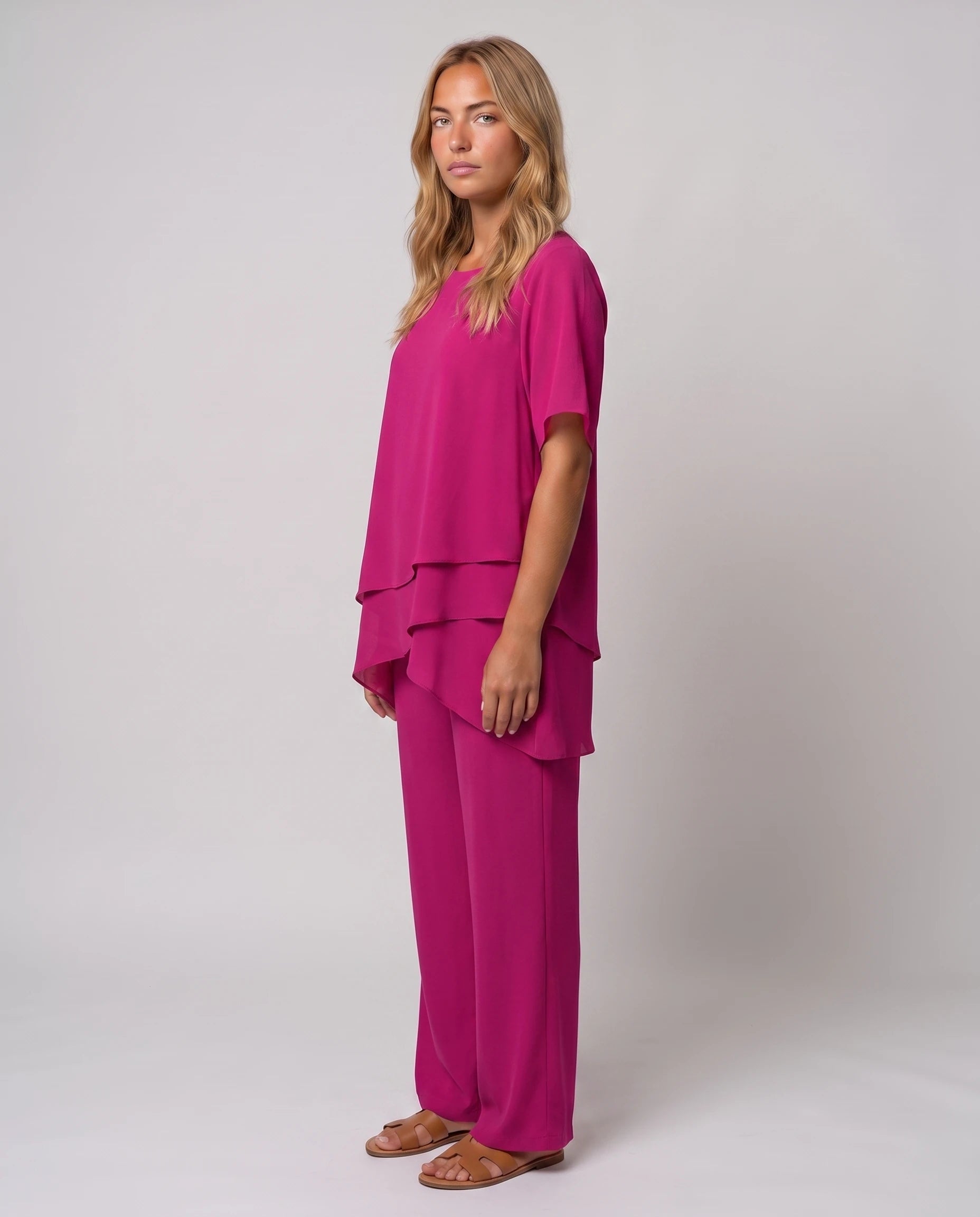 Ensemble top asymétrique et pantalon large Armelle — Fuchsia — vue studio pose