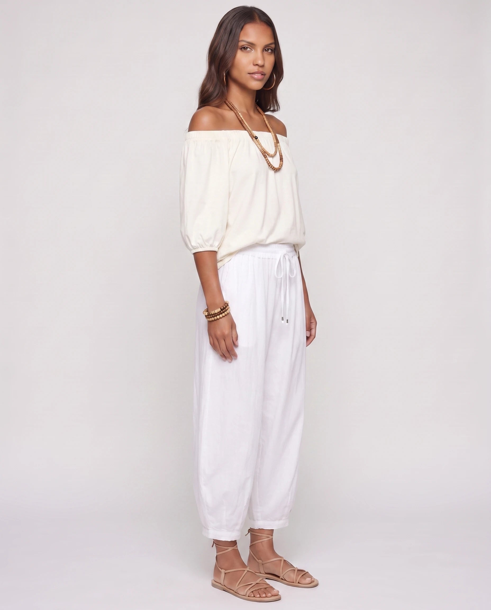 Ensemble epaules denudees et pantalon sarouel Blanc vue trois-quarts studio - Lorene | Zolena